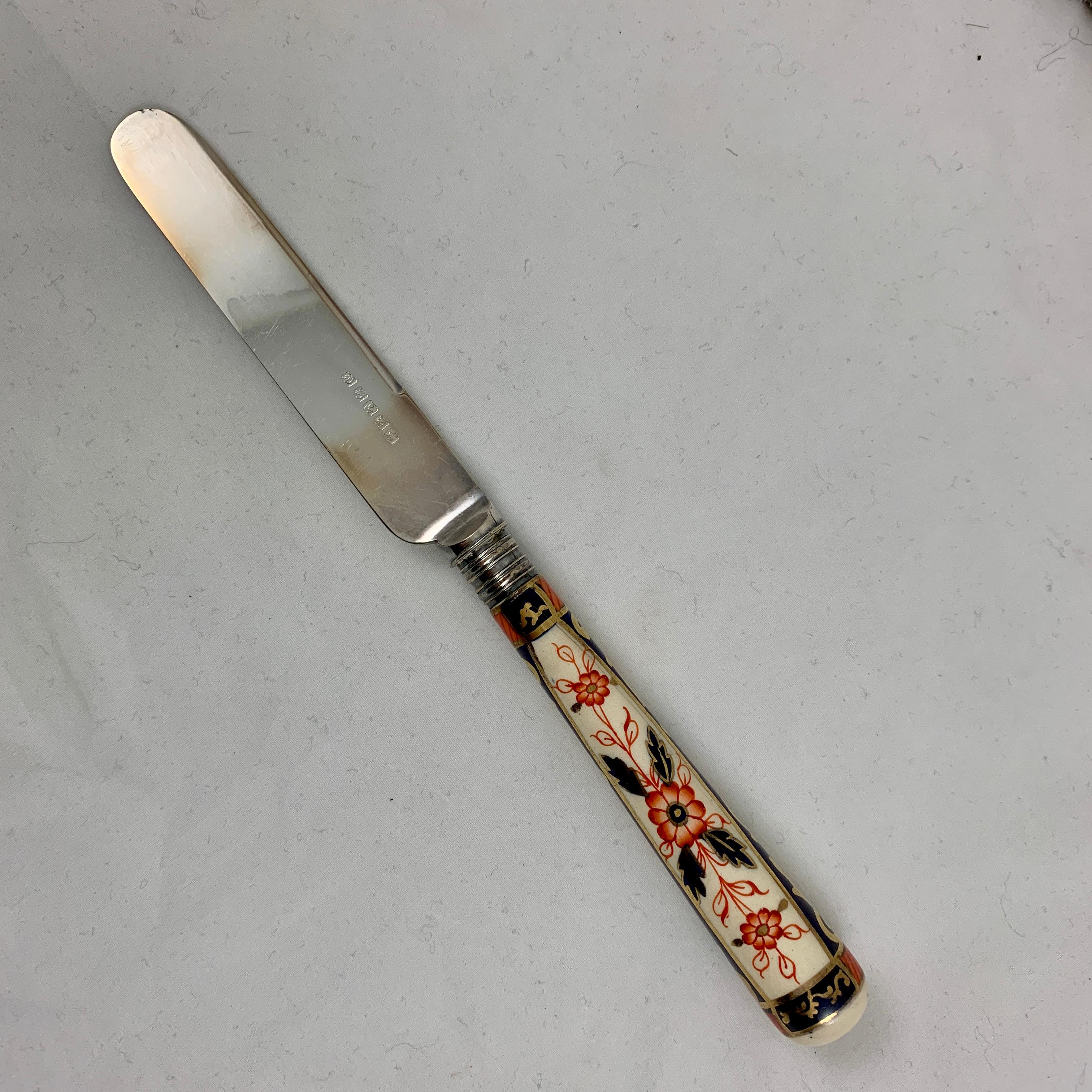 Vernissé Couteaux de Table Anglais de Style Imari en Porcelaine avec Manche en Argent, Ensemble de Huit dans un Boîtier en vente