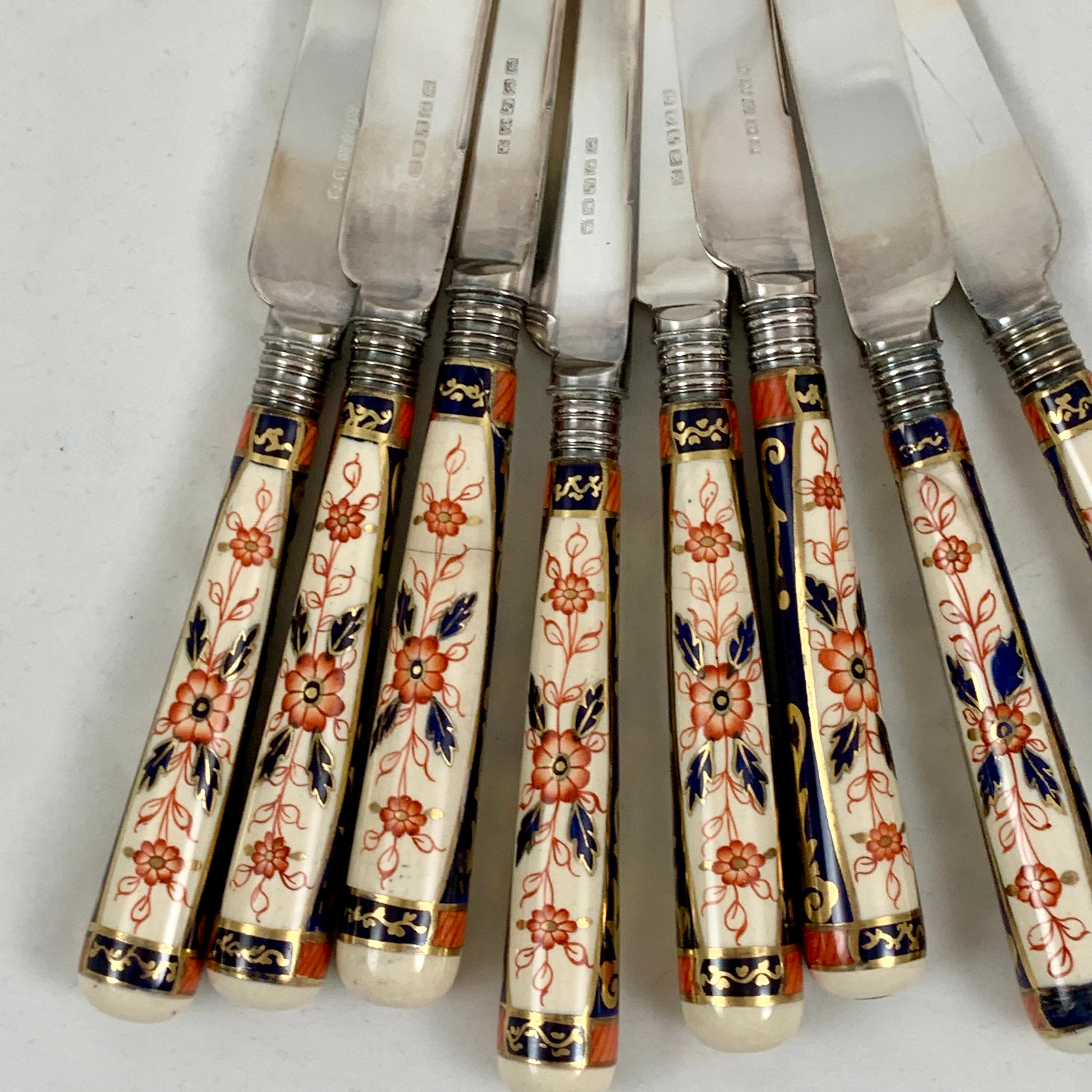 Couteaux de Table Anglais de Style Imari en Porcelaine avec Manche en Argent, Ensemble de Huit dans un Boîtier Bon état - En vente à Philadelphia, PA