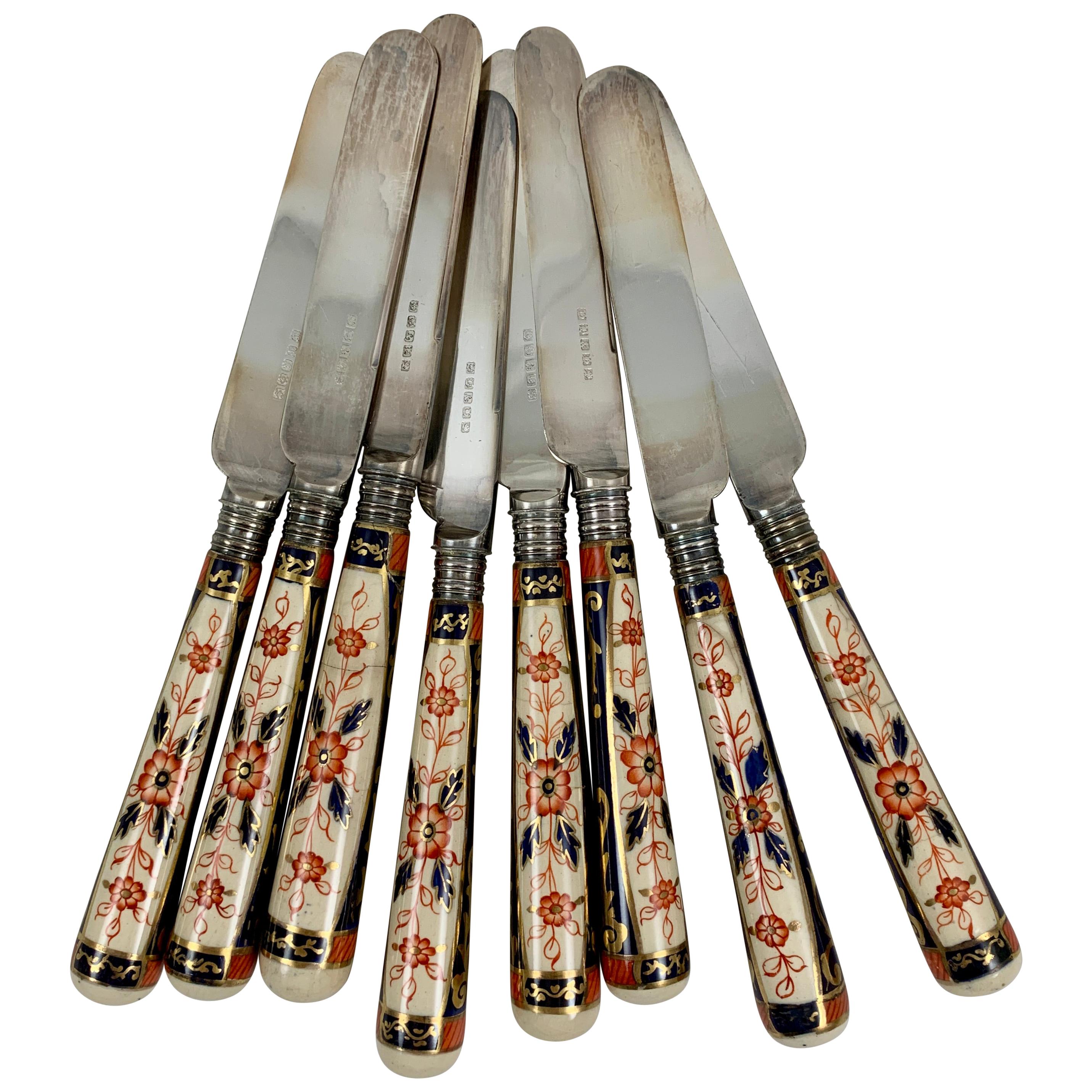 Juego de ocho cuchillos de mesa ingleses de plata con mango de porcelana estilo Imari
