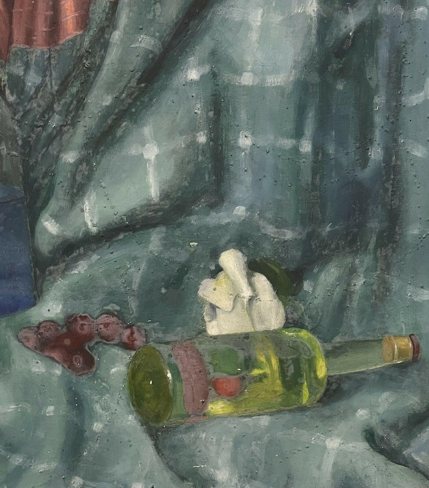 Künstler/Schule: Englische Schule, 20. Jahrhundert

Titel: Stilleben in einem Innenraum, mit Gegenständen vor einem blaugrünen Hintergrund. 

Medium: Ölgemälde auf Karton, gerahmt.

gerahmt: 17,75 x 20,25 Zoll
leinwand:  16 x 18,75 Zoll

Provenienz: