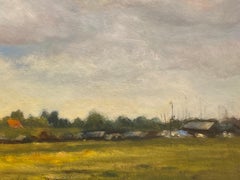 rurale englische Landschaft im ländlichen Stil mit altem Kirchenturm in der Nähe