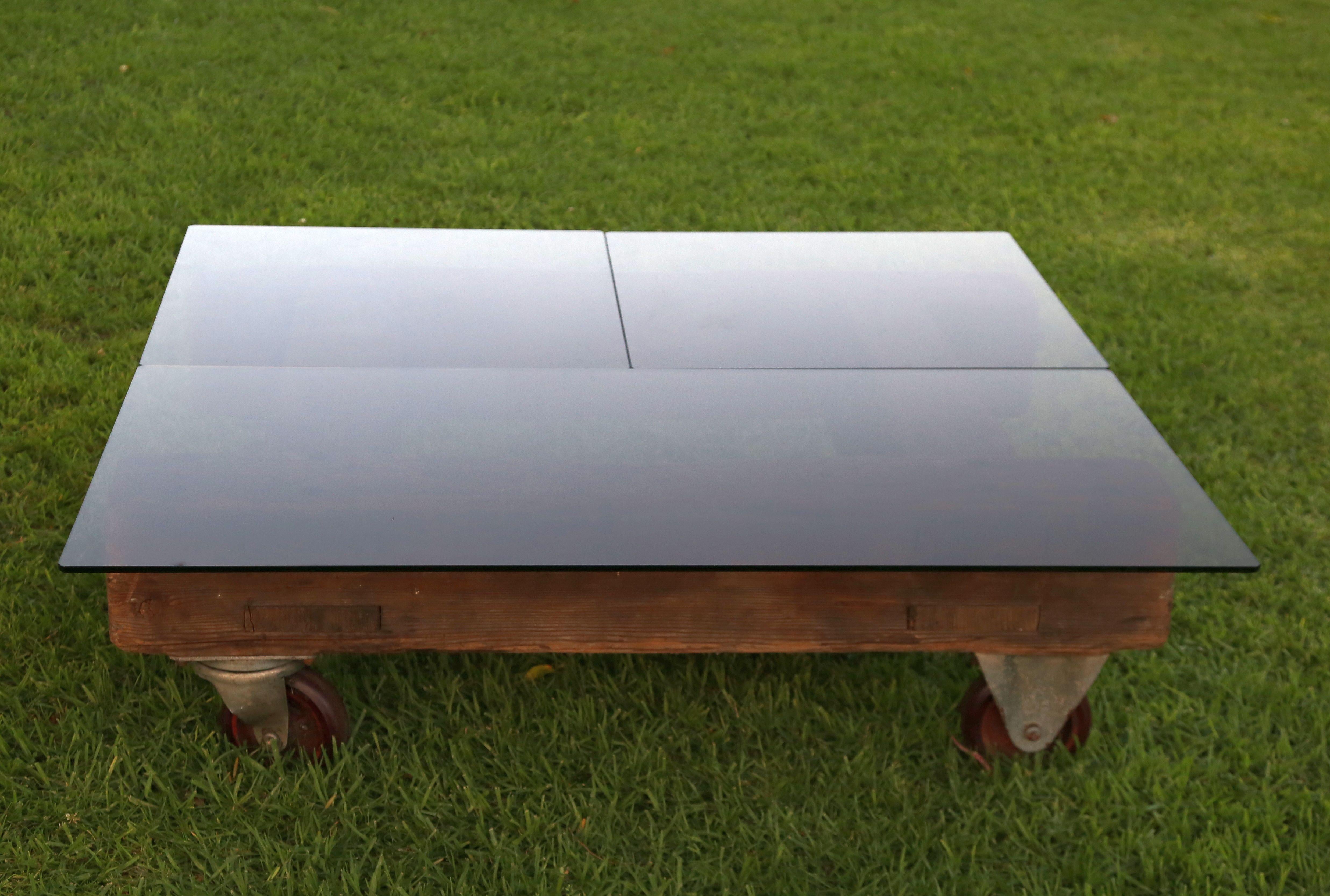 English Industrial Coffee Table In Distressed Condition For Sale In Los Angeles, CA