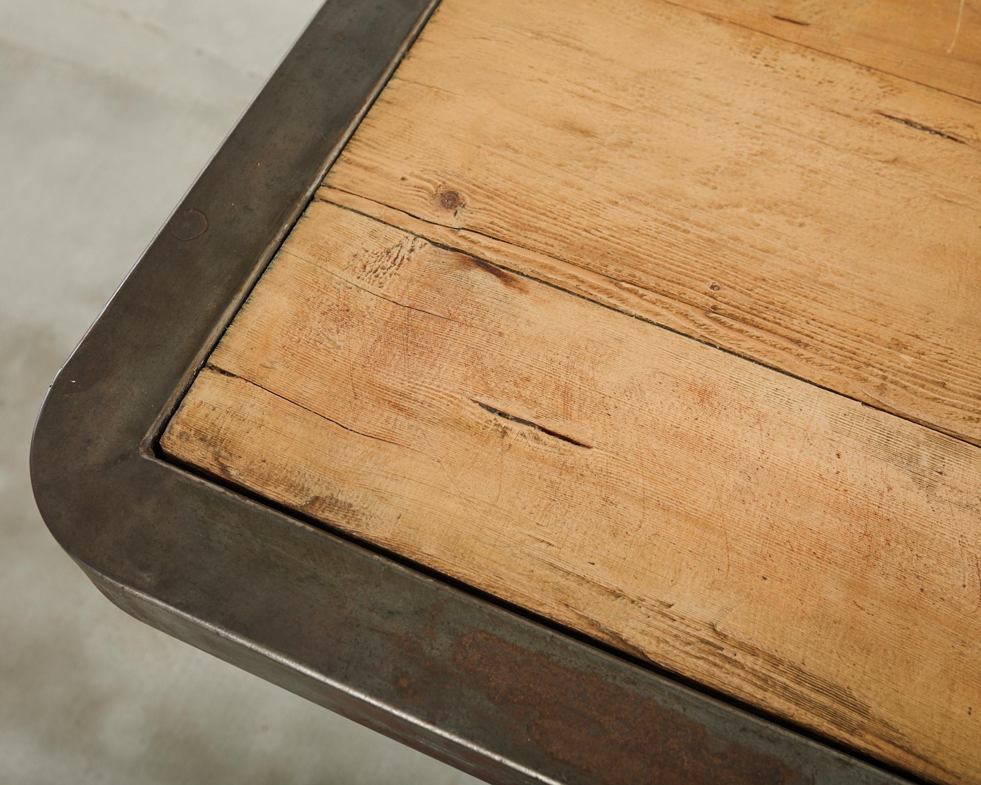Table de salle à manger anglaise de style industriel en pin et fer en vente 3