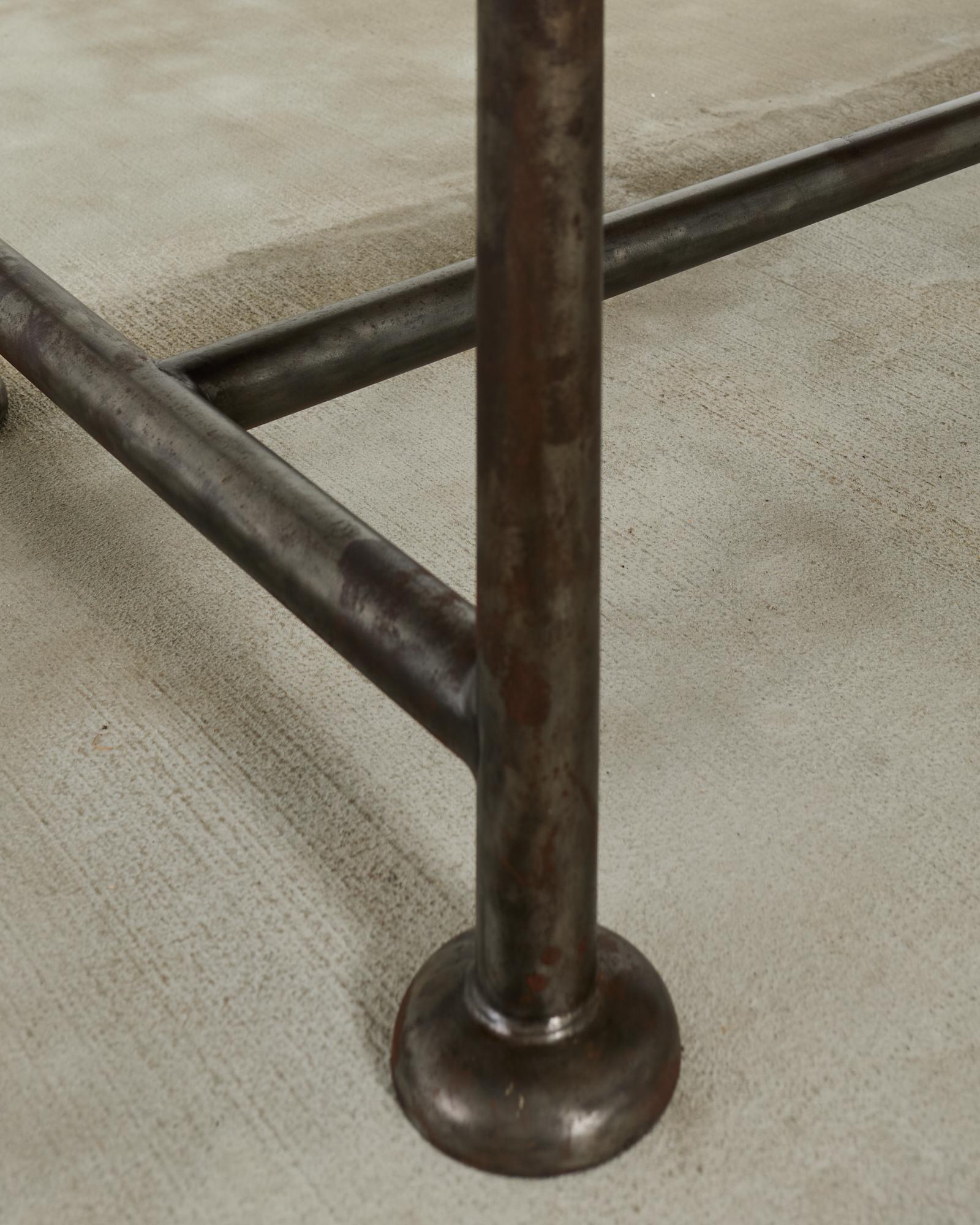 Table de salle à manger anglaise de style industriel en pin et fer en vente 4