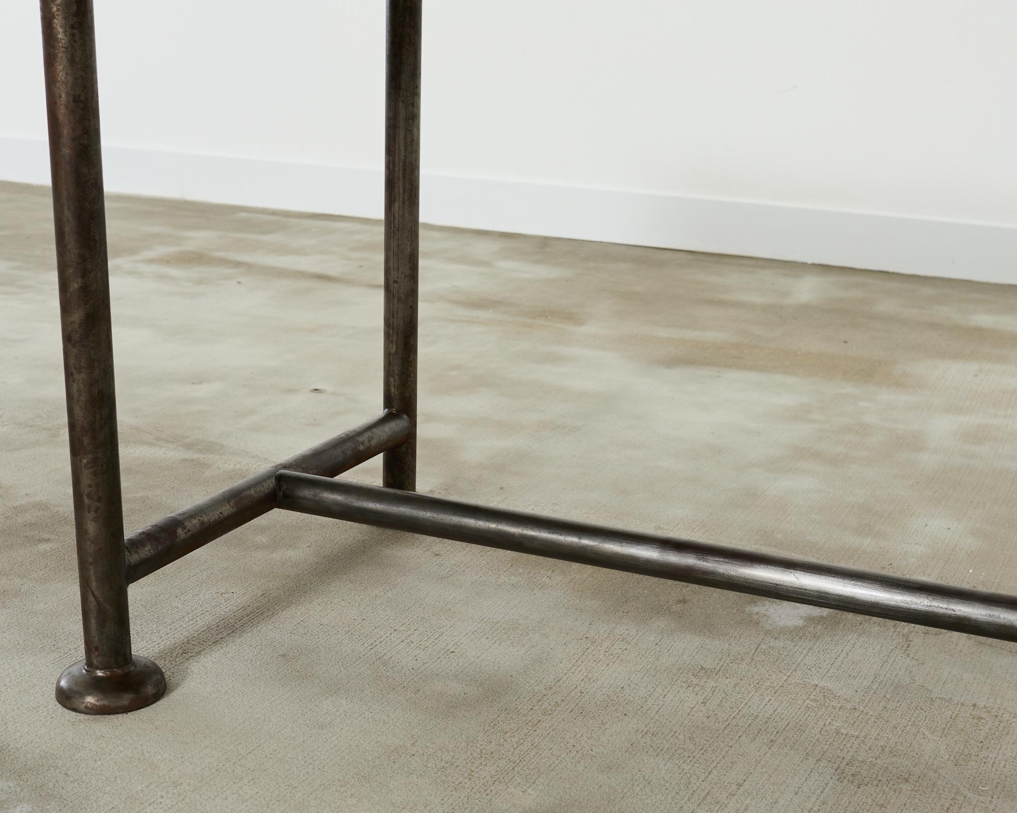 Table de salle à manger anglaise de style industriel en pin et fer en vente 6