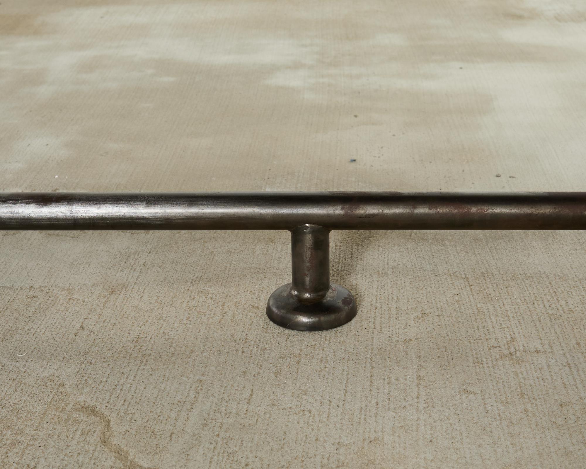 Table de salle à manger anglaise de style industriel en pin et fer en vente 7