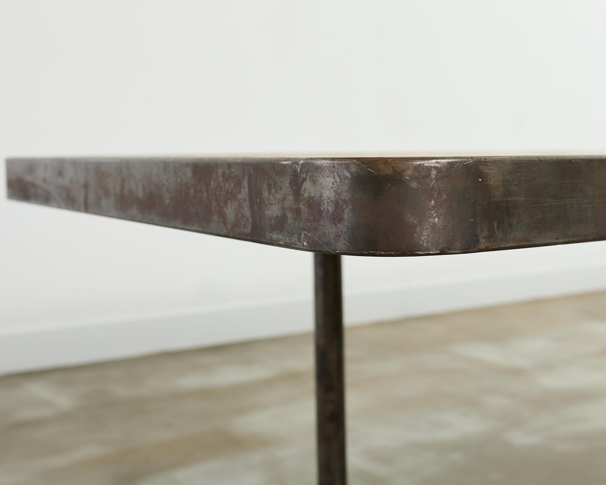 Table de salle à manger anglaise de style industriel en pin et fer en vente 9