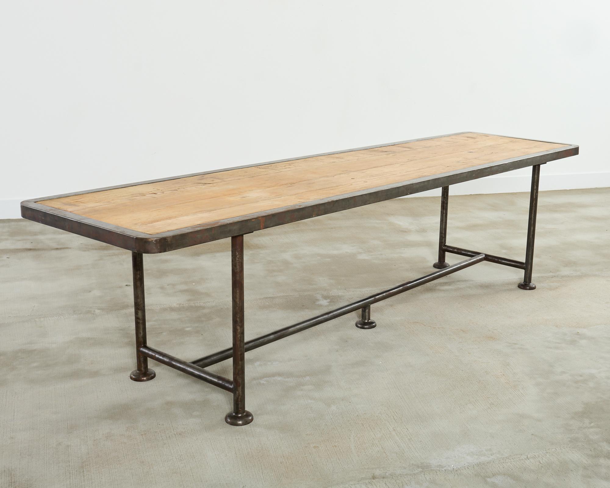 Table de salle à manger anglaise de style industriel en pin et fer en vente 10
