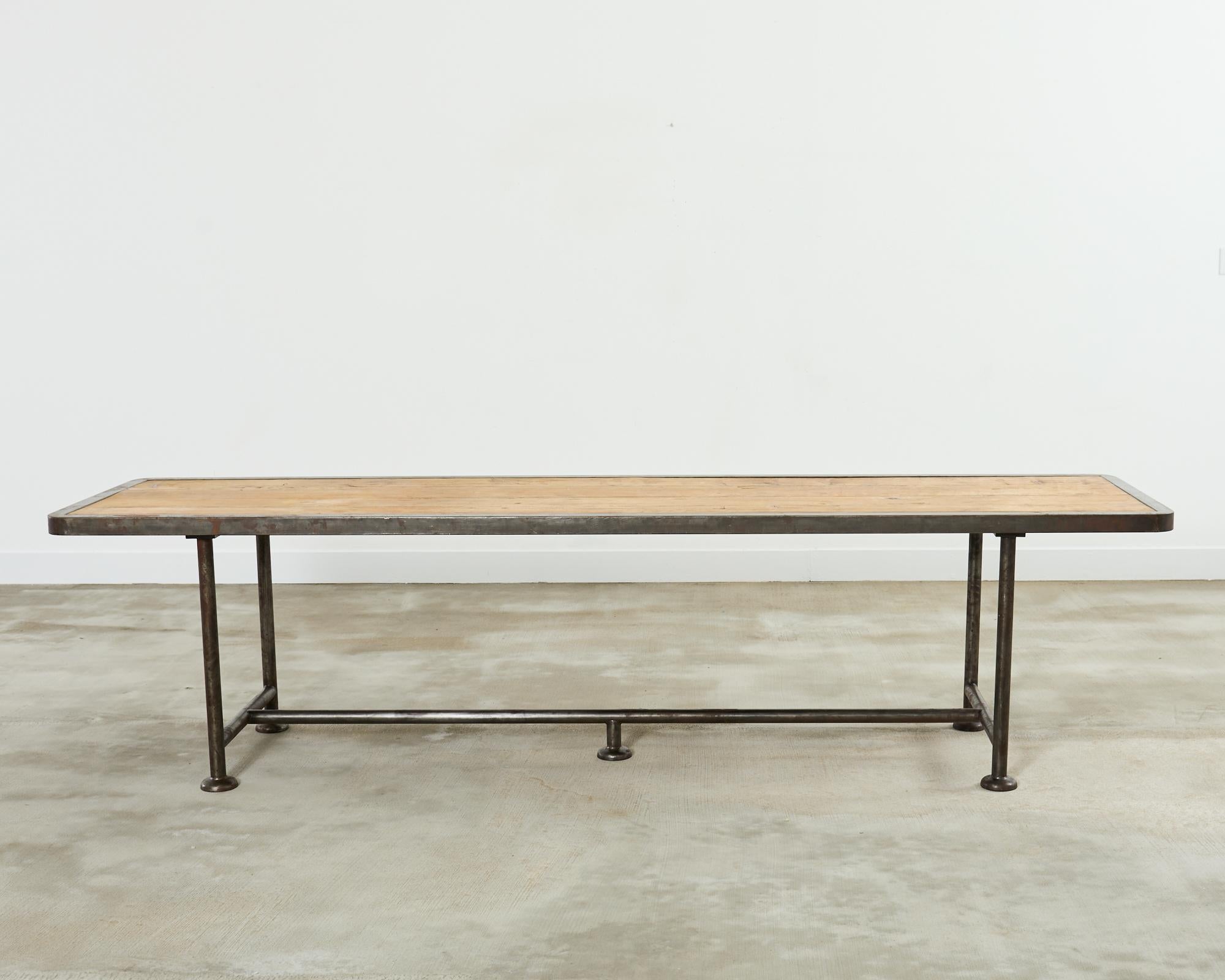 Table de salle à manger anglaise de style industriel en pin et fer en vente 11