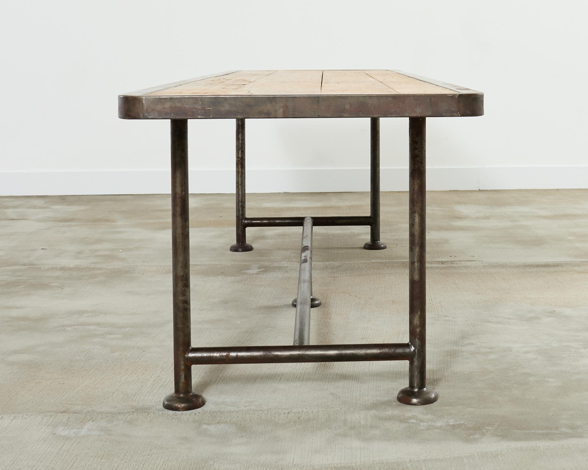 Table de salle à manger anglaise de style industriel en pin et fer Bon état - En vente à Rio Vista, CA