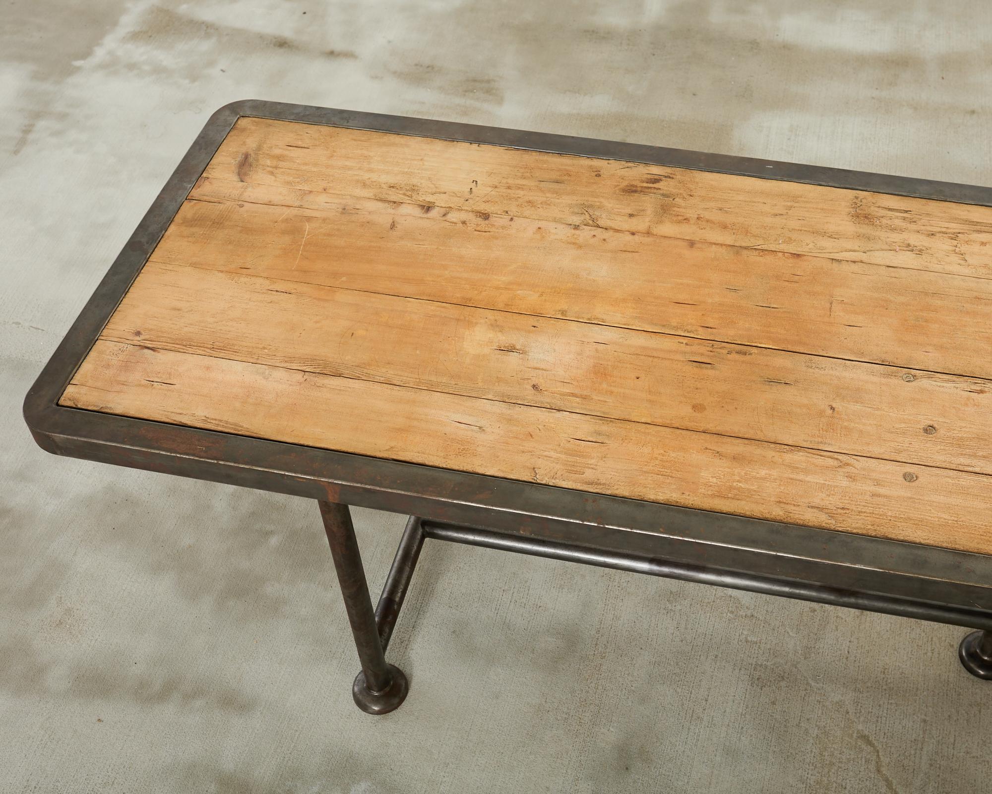 20ième siècle Table de salle à manger anglaise de style industriel en pin et fer en vente