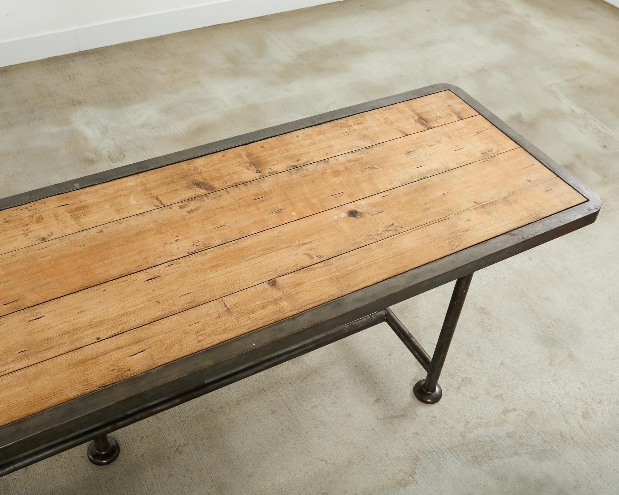Fer Table de salle à manger anglaise de style industriel en pin et fer en vente