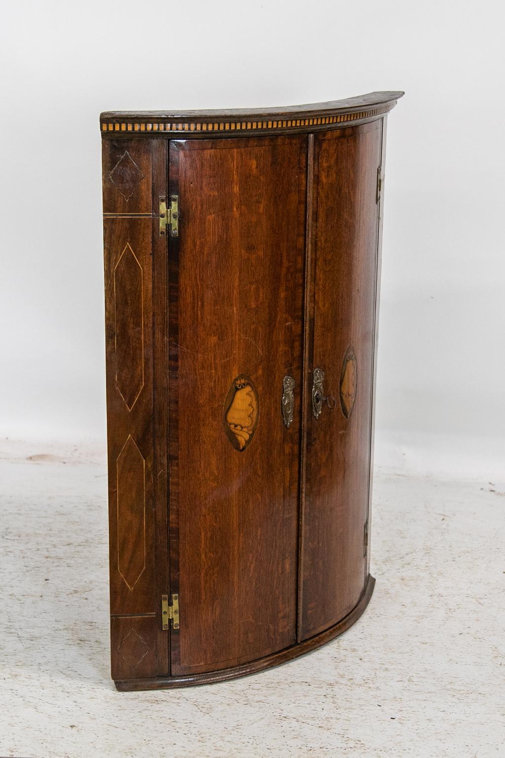 Credenza ad angolo intarsiata inglese con fronte ad arco 2