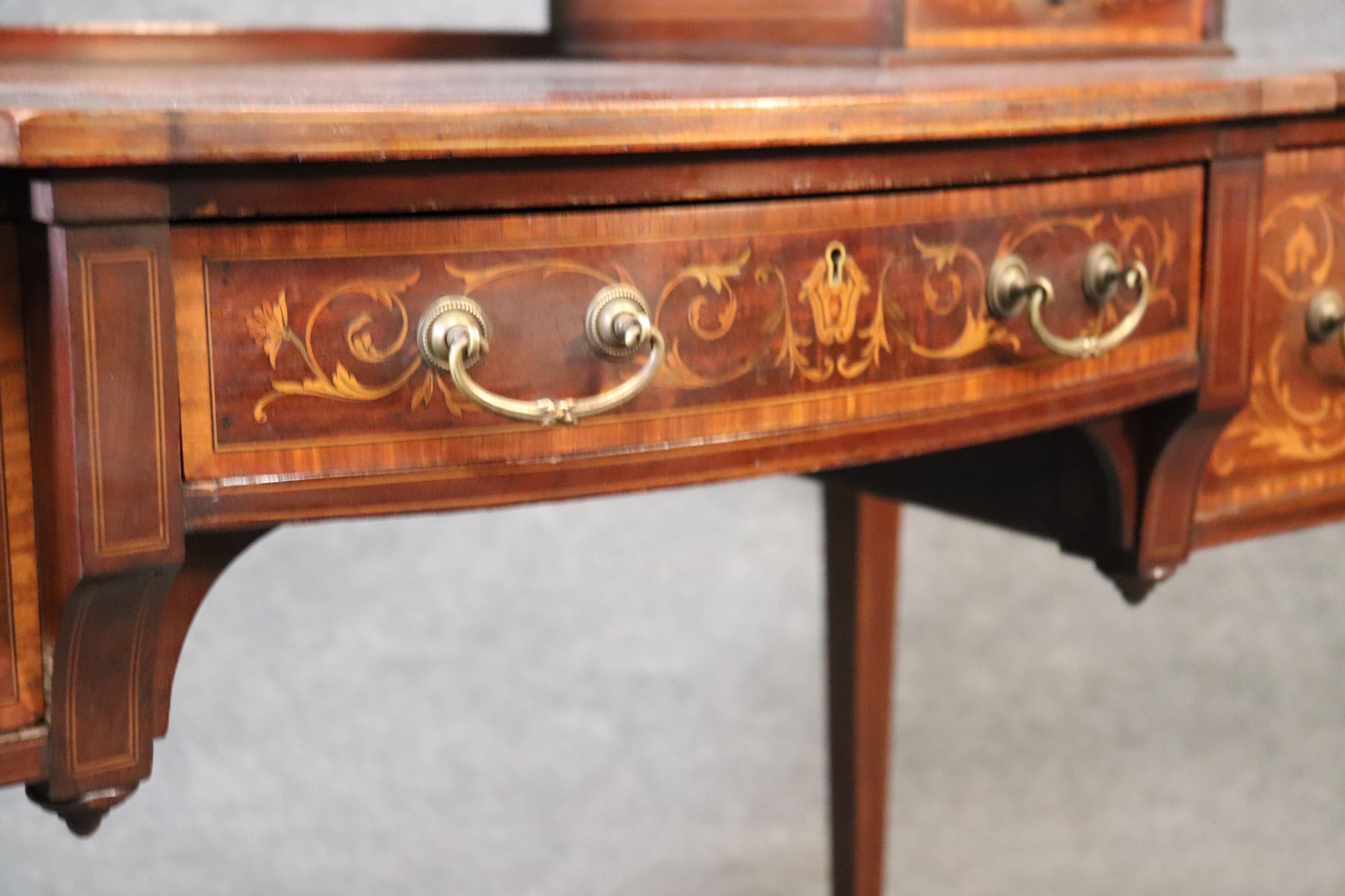 English Inlaid Edwardian Burgundy Leather Writing Table Desk, circa 1920 In Good Condition In Swedesboro, NJ
