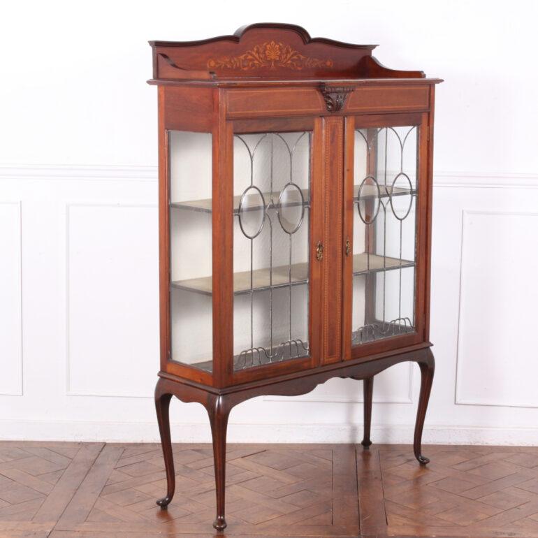 English Inlaid Mahogany China Cabinet or Vitrine In Good Condition In Vancouver, British Columbia