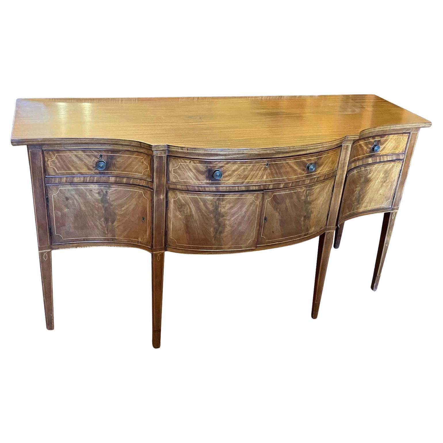 Buffet anglais de style Hepplewhite en acajou marqueté de forme serpentine