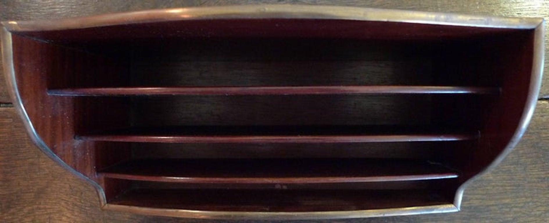 Englischer Schreibwarenhalter aus gebeiztem Palisanderholz mit Intarsien aus dem 19. Jahrhundert, mit vier separaten Fächern und Messingbeschlägen.