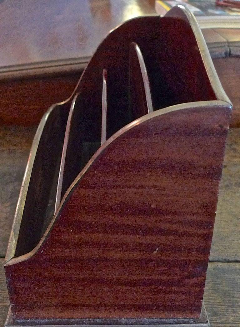 Englischer Schreibtischhalter aus Palisanderholz mit Intarsien und vier separaten Fächern im Zustand „Starke Gebrauchsspuren“ im Angebot in Santa Monica, CA