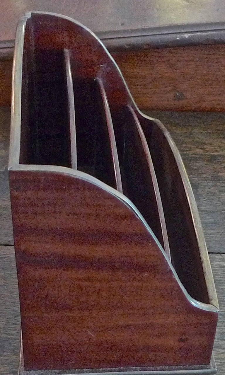 Englischer Schreibtischhalter aus Palisanderholz mit Intarsien und vier separaten Fächern (Messing) im Angebot