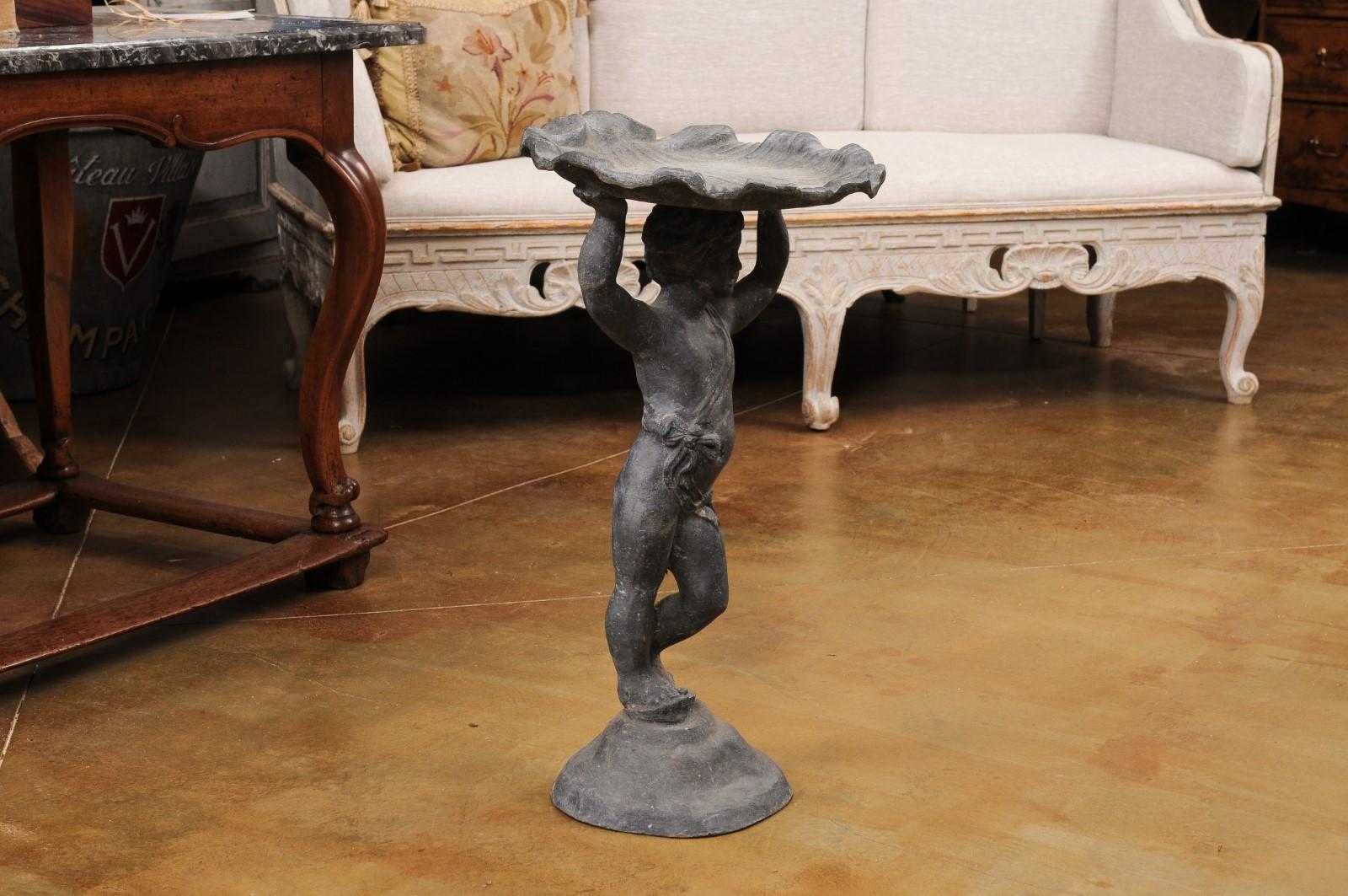 Englisch Eisen Greco-Römischen Stil Standing Cherub trägt eine Muschel Vogeltränke (20. Jahrhundert) im Angebot