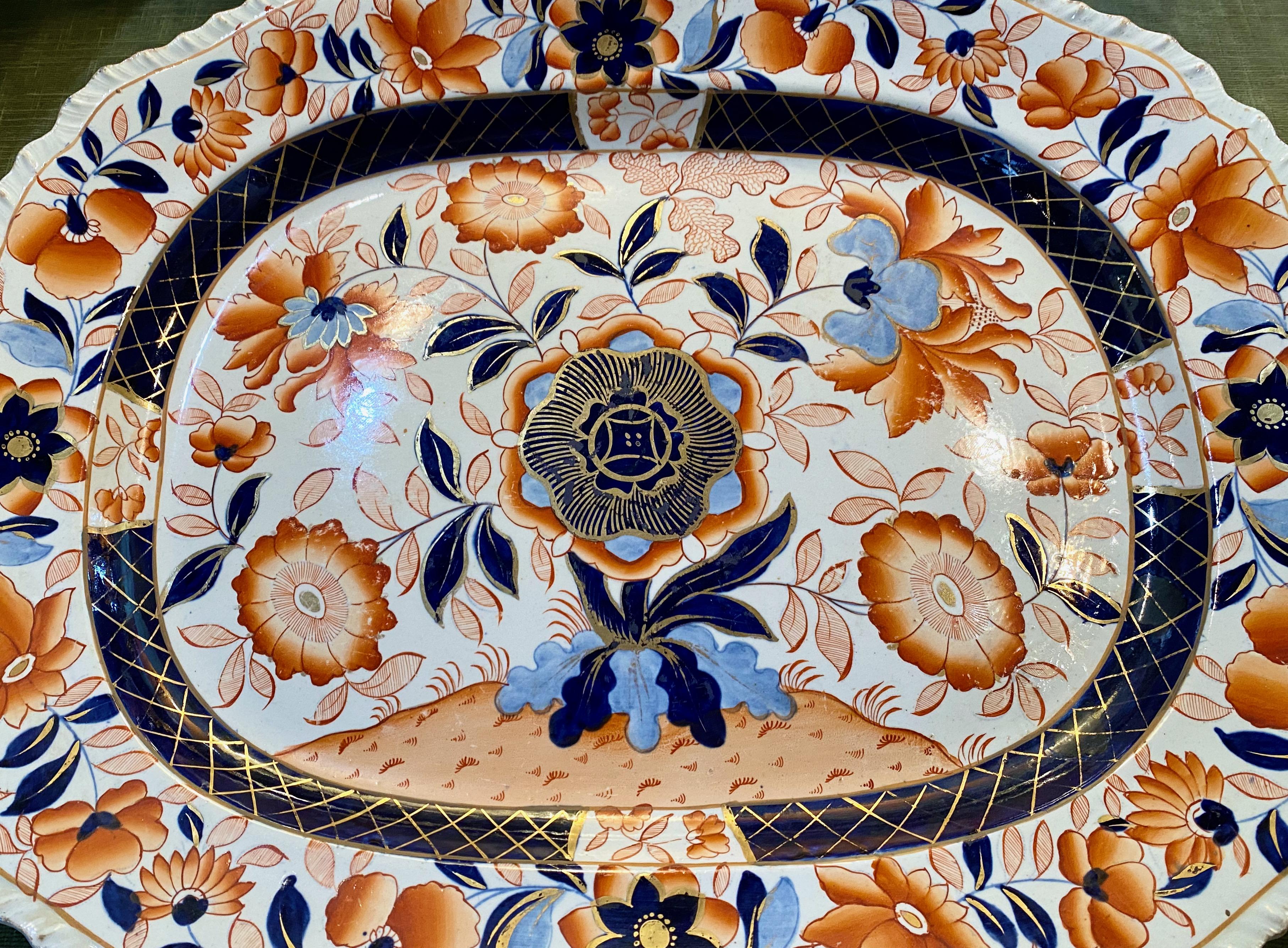Dies ist eine außergewöhnlich große englische viktorianische Eisensteinplatte aus der Mitte des 19. Jahrhunderts, die mit einem wunderschön detaillierten japanischen Imari-Muster verziert ist. Die Emaillierung ist scharf und tief gefärbt, und das
