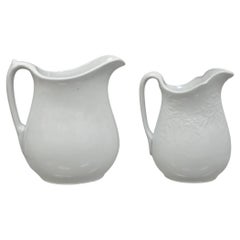 Brocche per l'acqua imperiali inglesi in pietra di ferro Hope & Carter Burgess Goddard Set di 2
