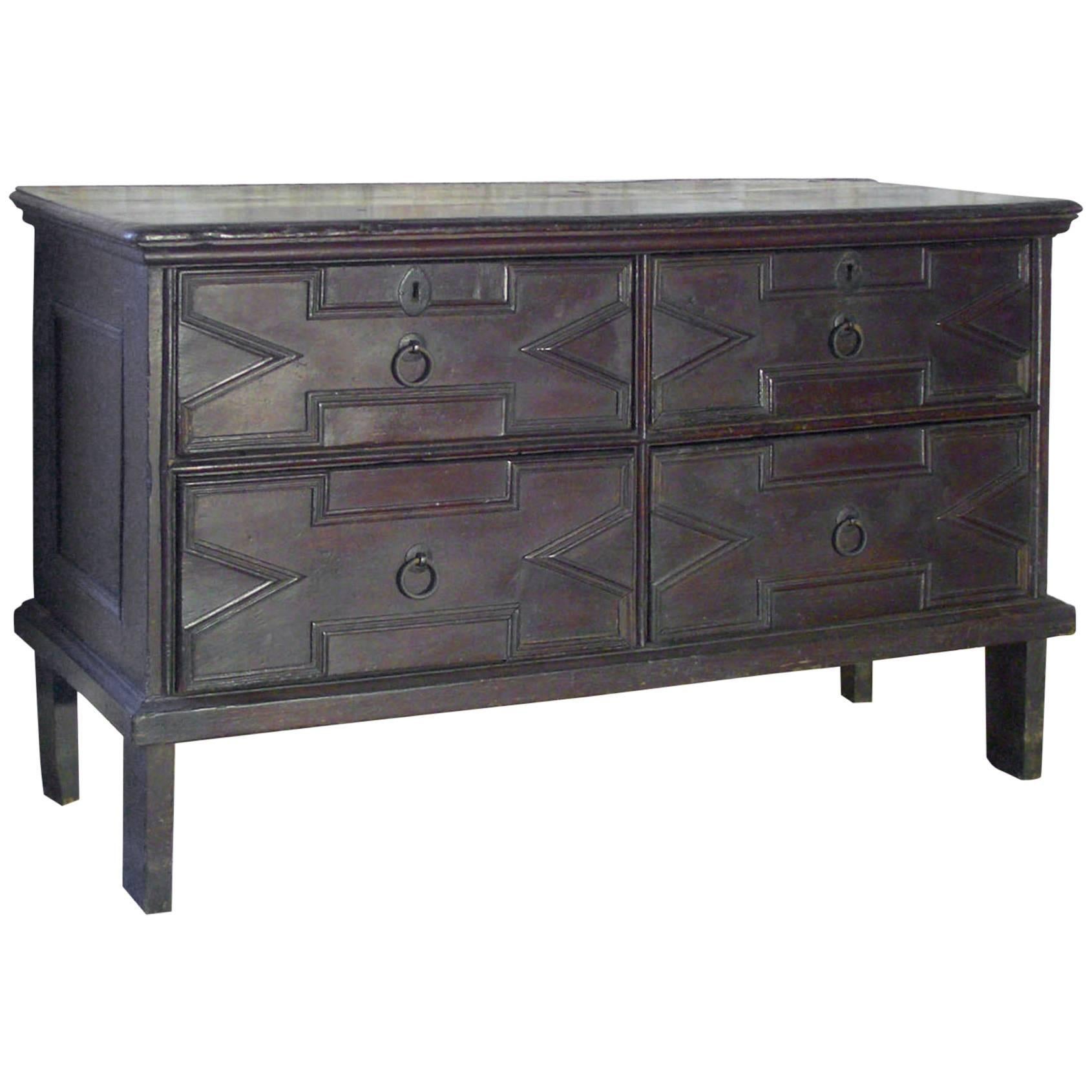Commode jacobéenne anglaise du XVIIe siècle à quatre tiroirs en chêne de forme rare en vente