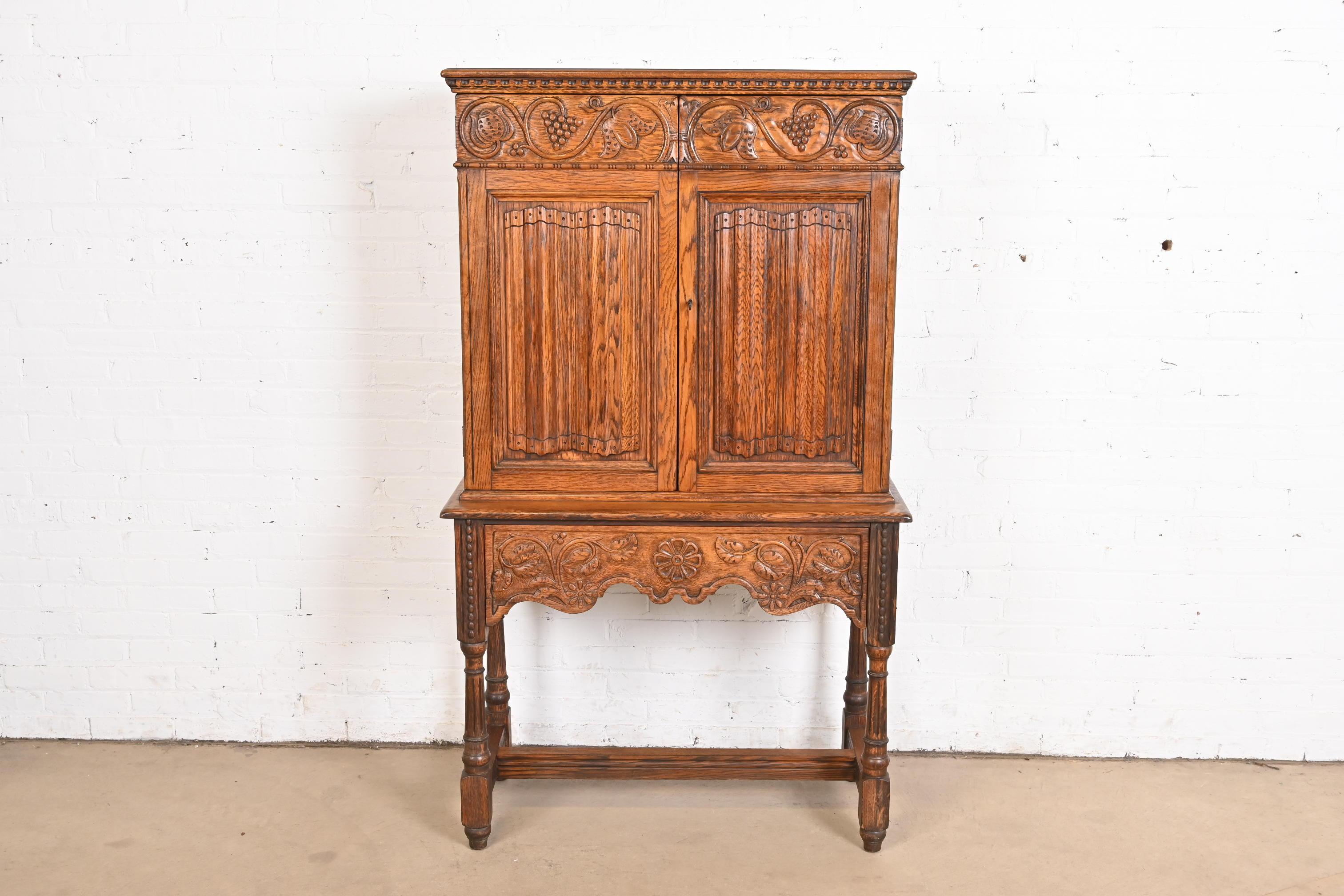 Englisches Jacobean-Bücherregal oder Barschrank aus geschnitzter Eiche von Irwin, ca. 1920er Jahre (Jakobinisch) im Angebot