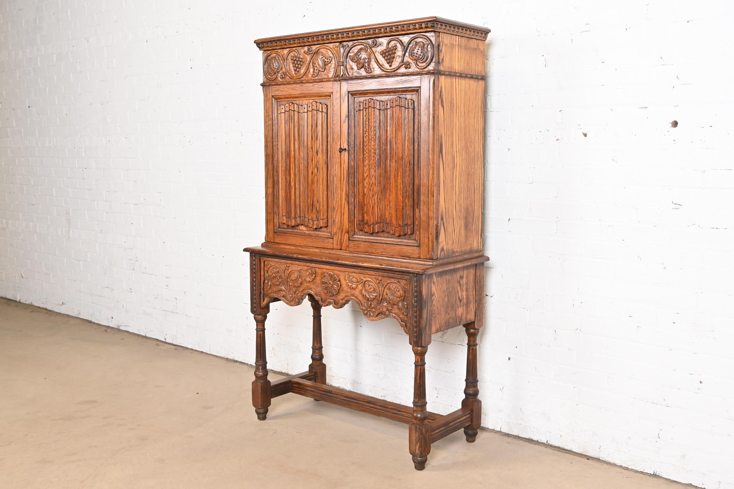 Englisches Jacobean-Bücherregal oder Barschrank aus geschnitzter Eiche von Irwin, ca. 1920er Jahre (amerikanisch) im Angebot