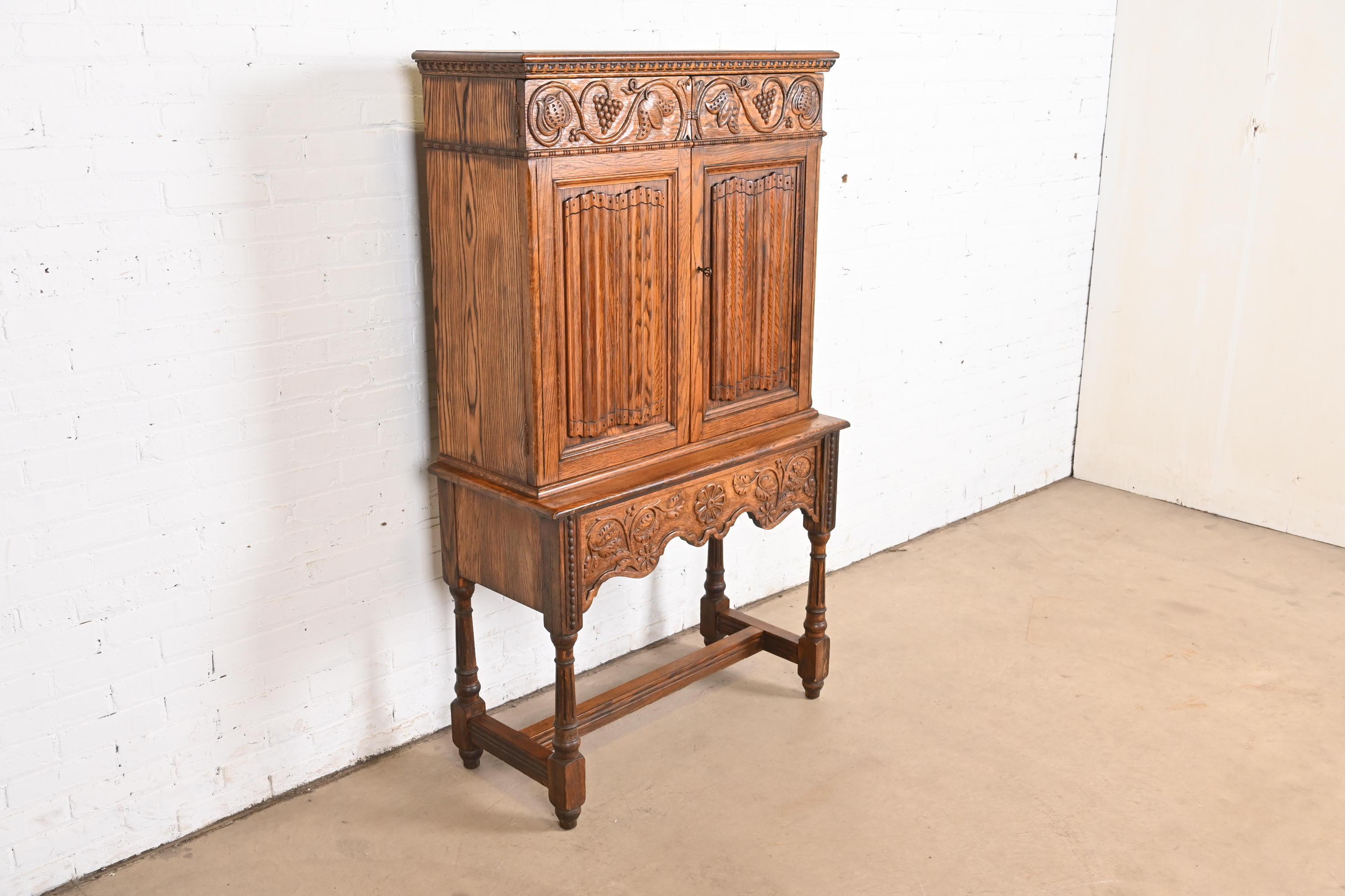 Englisches Jacobean-Bücherregal oder Barschrank aus geschnitzter Eiche von Irwin, ca. 1920er Jahre im Zustand „Gut“ im Angebot in South Bend, IN
