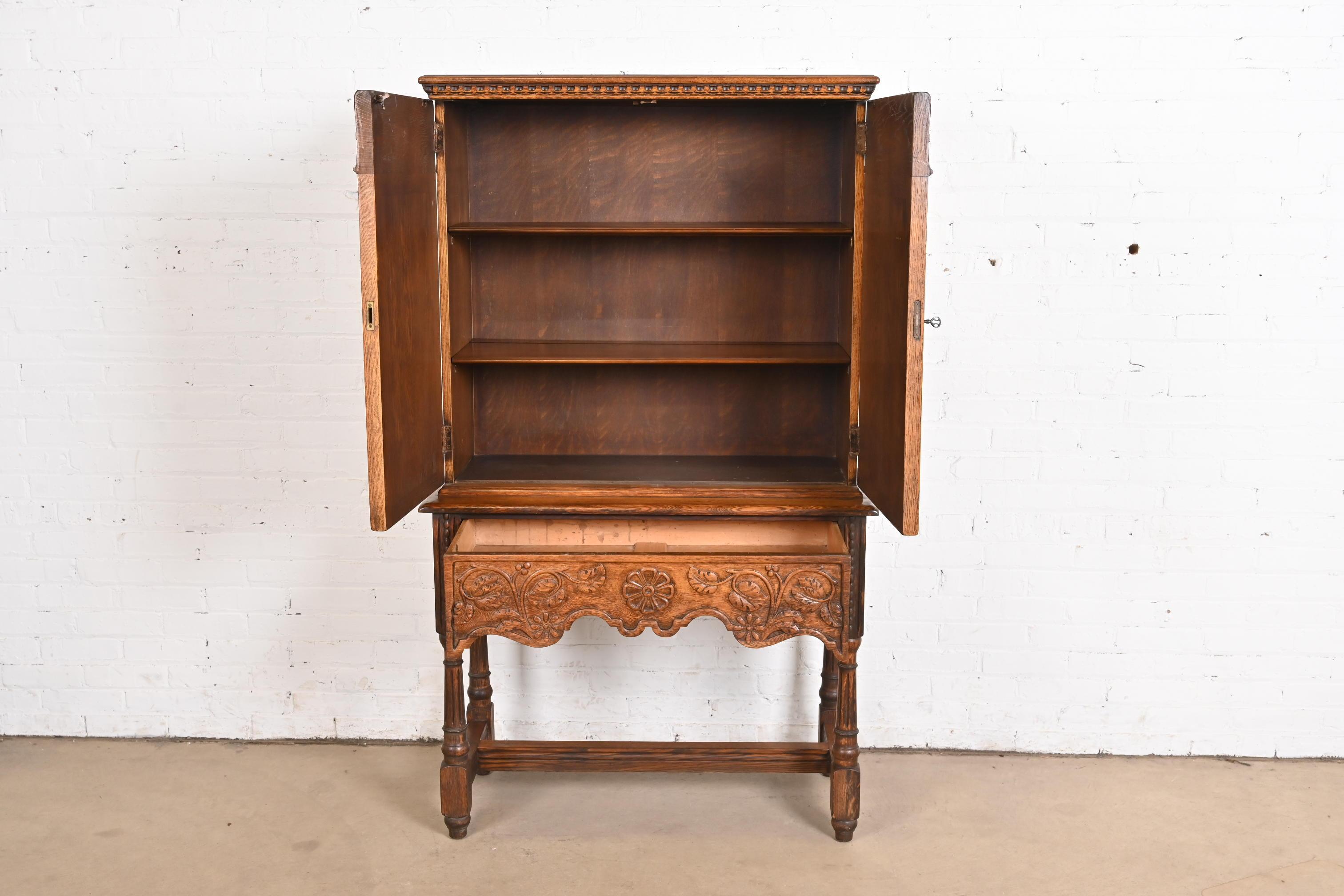 Englisches Jacobean-Bücherregal oder Barschrank aus geschnitzter Eiche von Irwin, ca. 1920er Jahre (Frühes 20. Jahrhundert) im Angebot