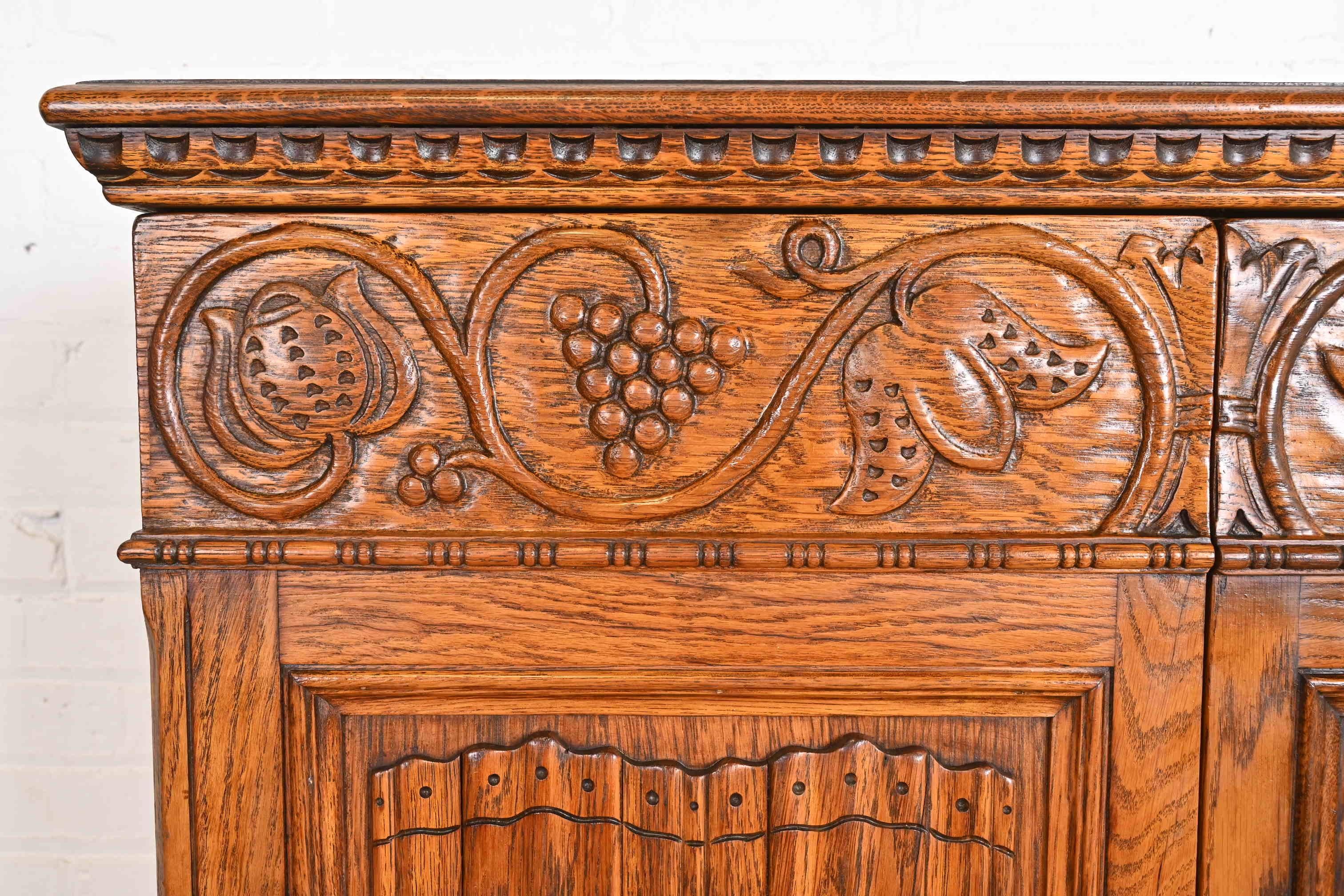 Englisches Jacobean-Bücherregal oder Barschrank aus geschnitzter Eiche von Irwin, ca. 1920er Jahre im Angebot 2