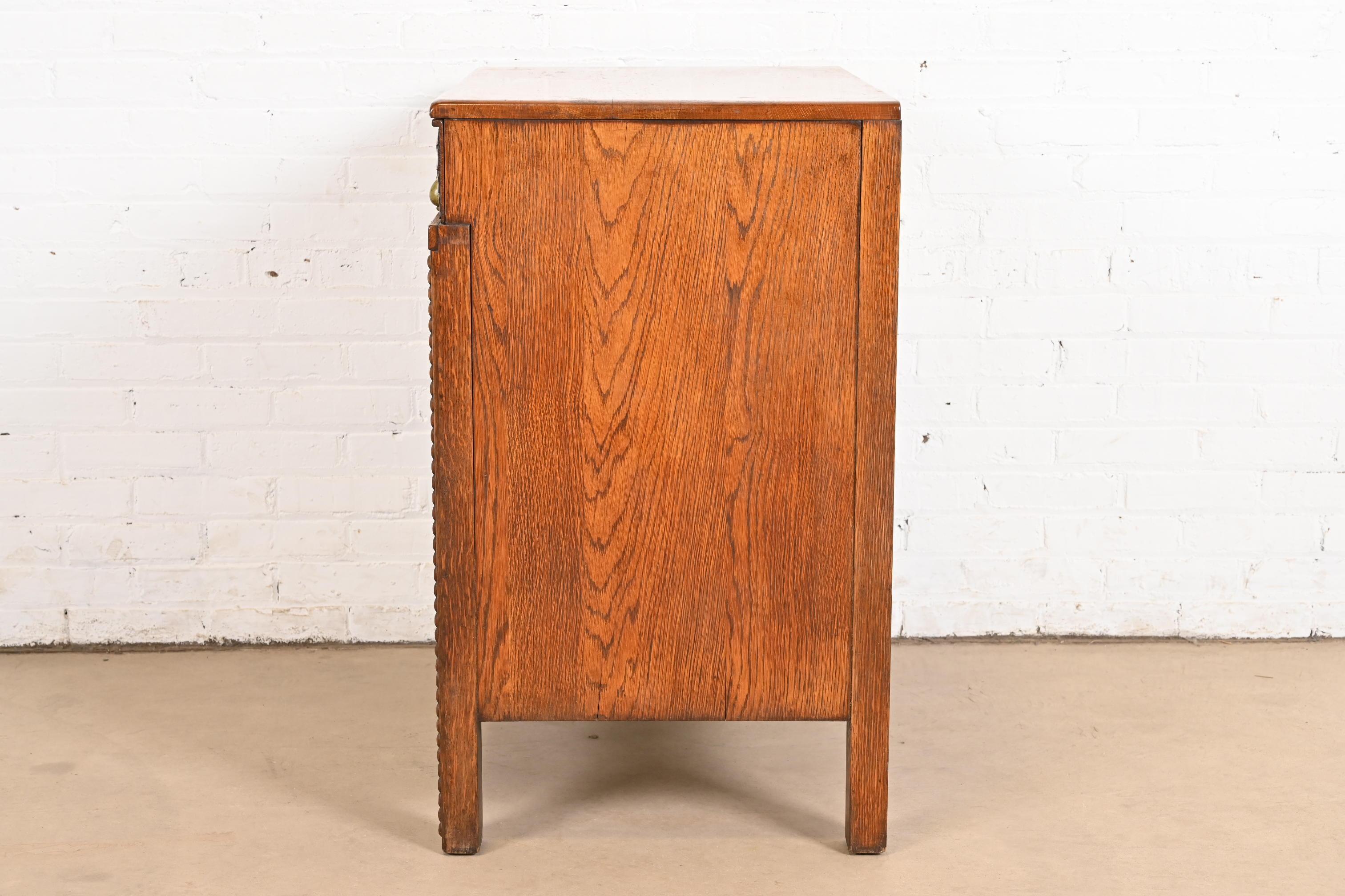 Buffet ou meuble de bar en chêne anglais Jacobean sculpté par IRWIN, vers les années 1920 en vente 5