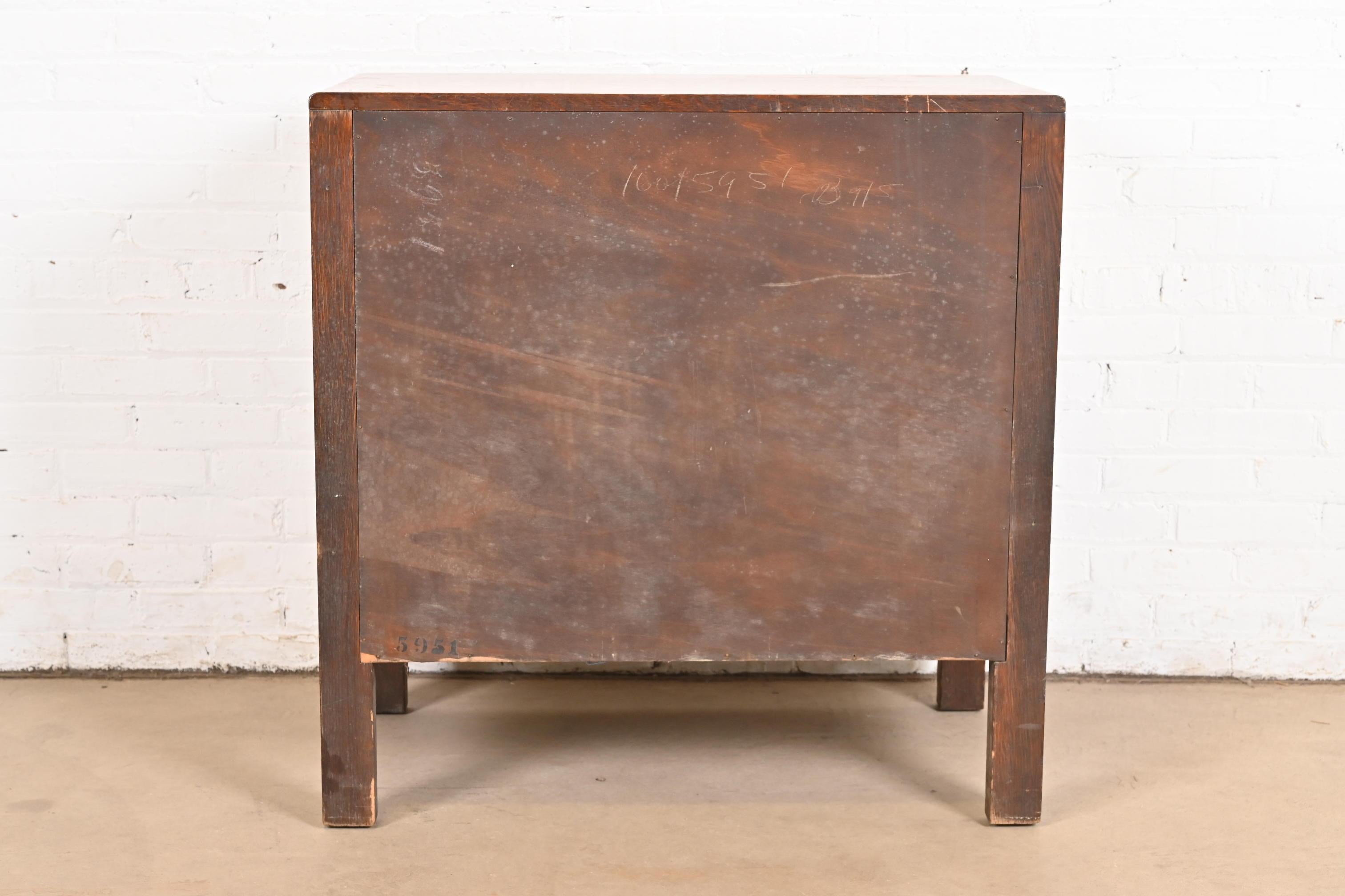 Buffet ou meuble de bar en chêne anglais Jacobean sculpté par IRWIN, vers les années 1920 en vente 6