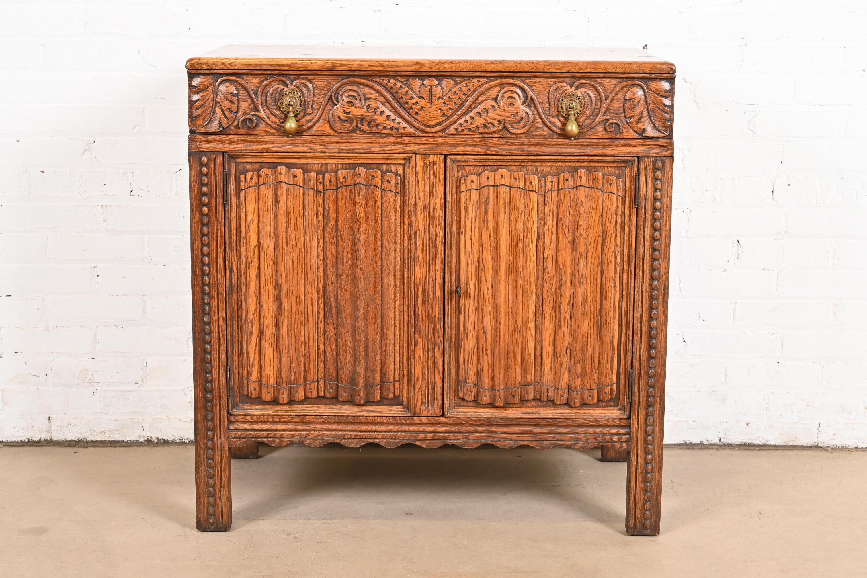 Exceptionnel buffet ou meuble de bar anglais de style jacobéen

Par Robert W. IRWIN Co.

États-Unis, vers 1920

Chêne sculpté, avec quincaillerie en laiton d'origine.

Mesures : 34,13 
