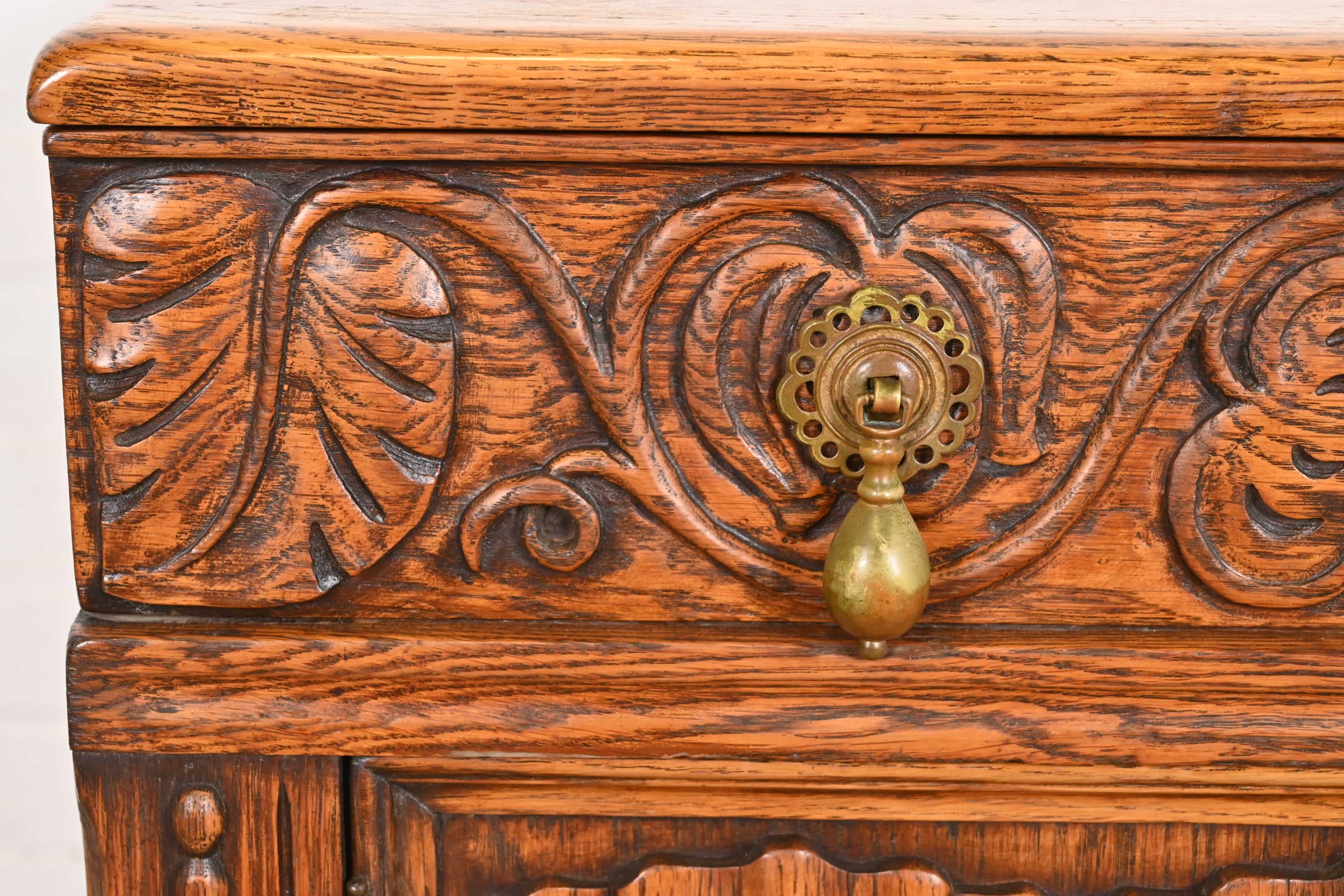 Américain Buffet ou meuble de bar en chêne anglais Jacobean sculpté par IRWIN, vers les années 1920 en vente