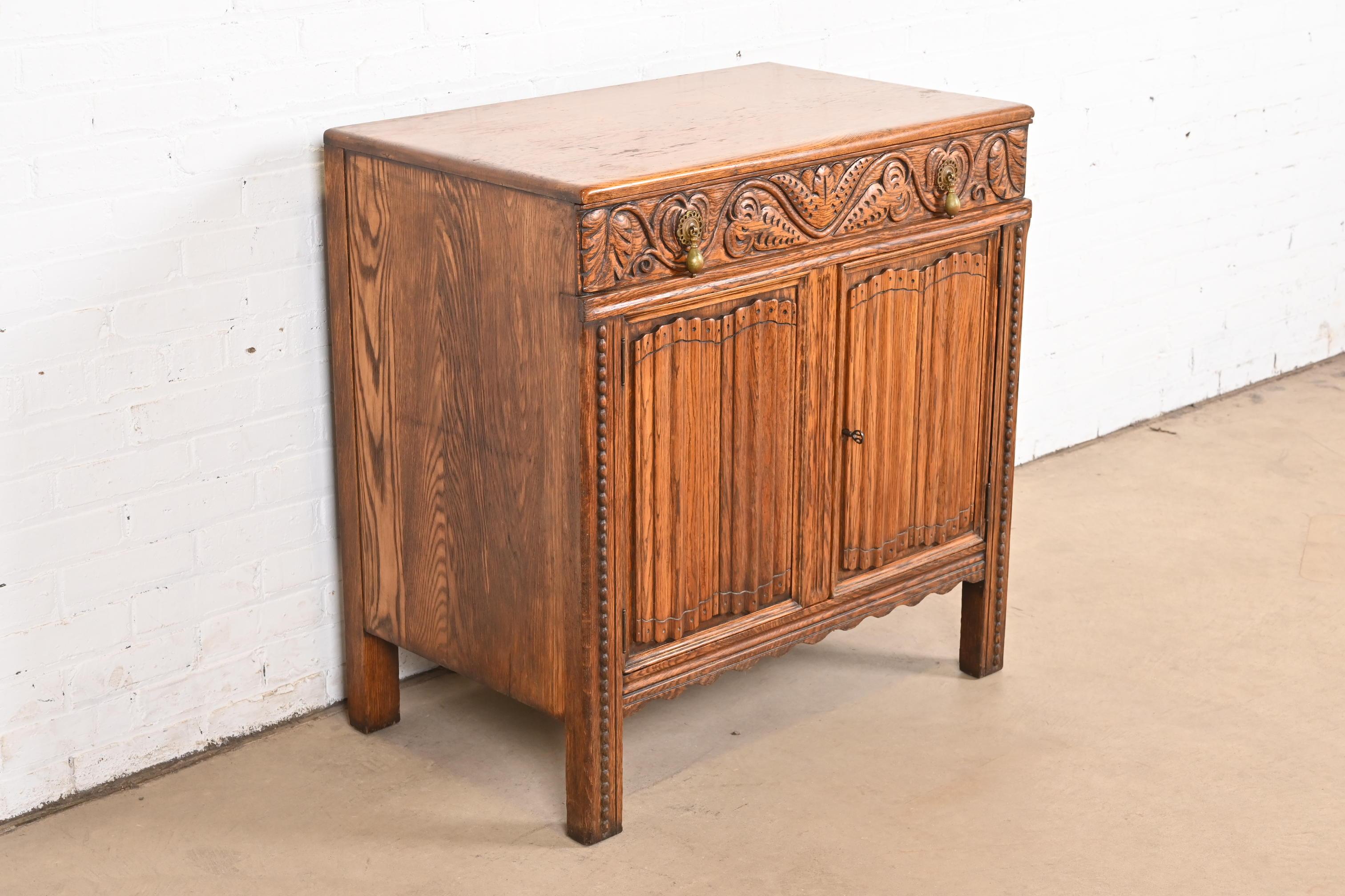 Début du 20ème siècle Buffet ou meuble de bar en chêne anglais Jacobean sculpté par IRWIN, vers les années 1920 en vente