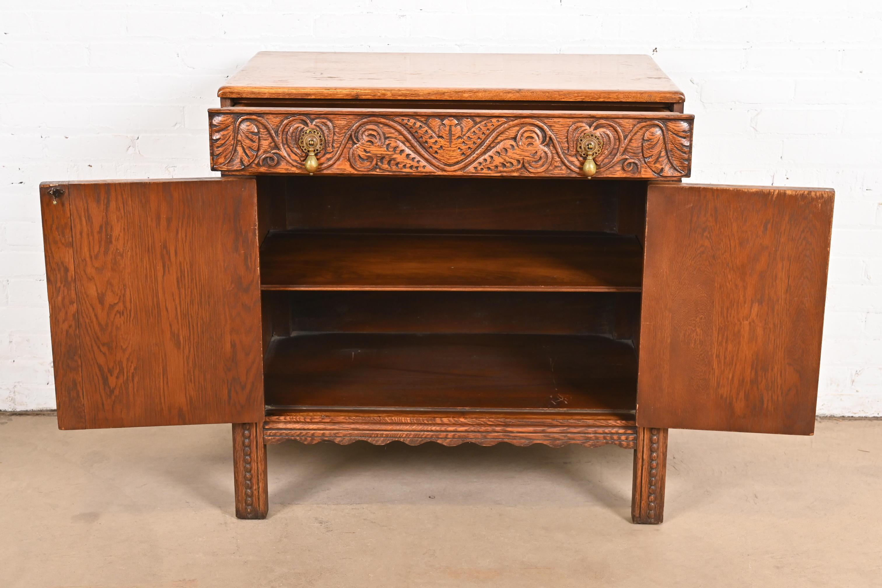 Laiton Buffet ou meuble de bar en chêne anglais Jacobean sculpté par IRWIN, vers les années 1920 en vente