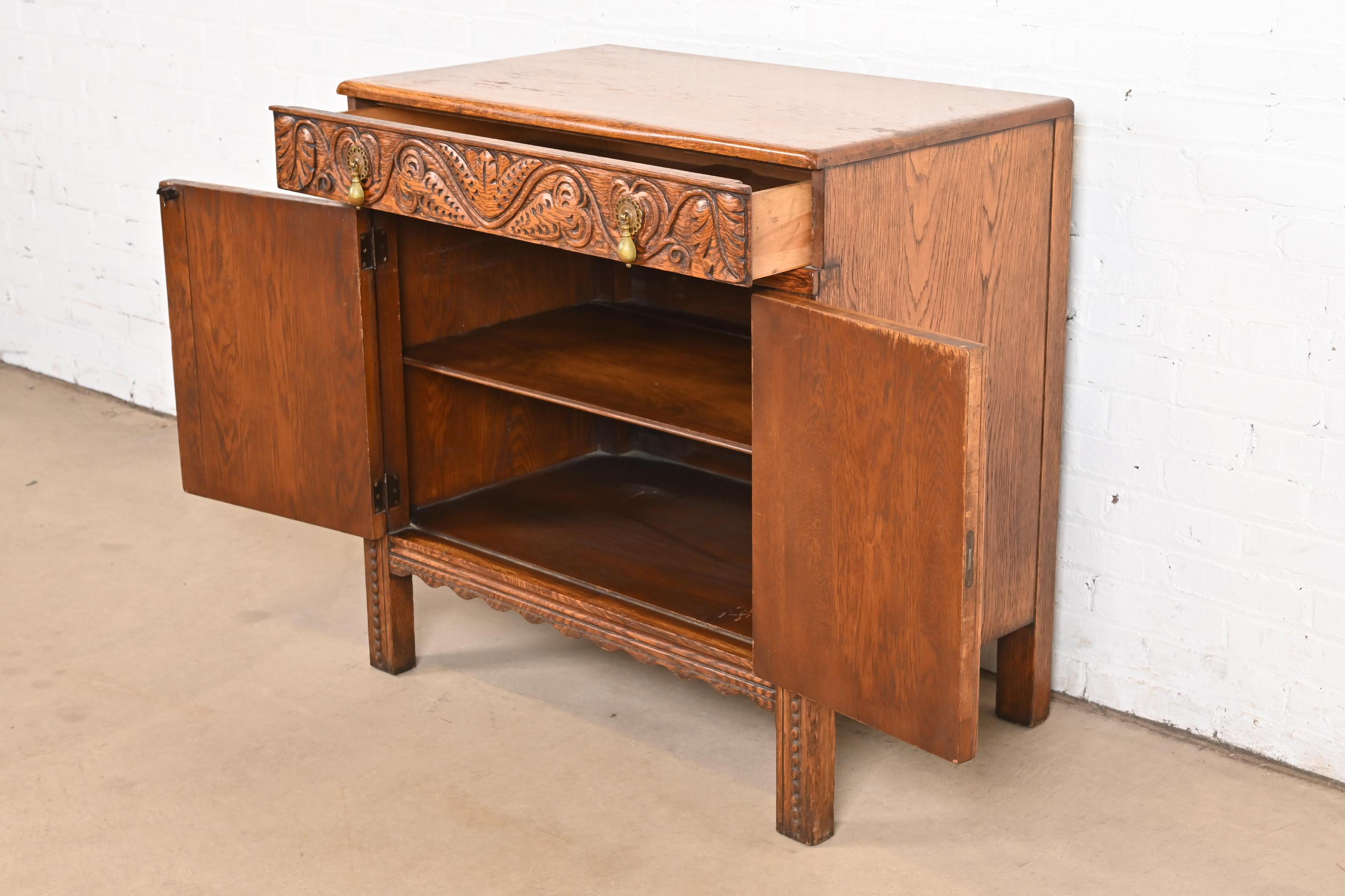 Buffet ou meuble de bar en chêne anglais Jacobean sculpté par IRWIN, vers les années 1920 en vente 1