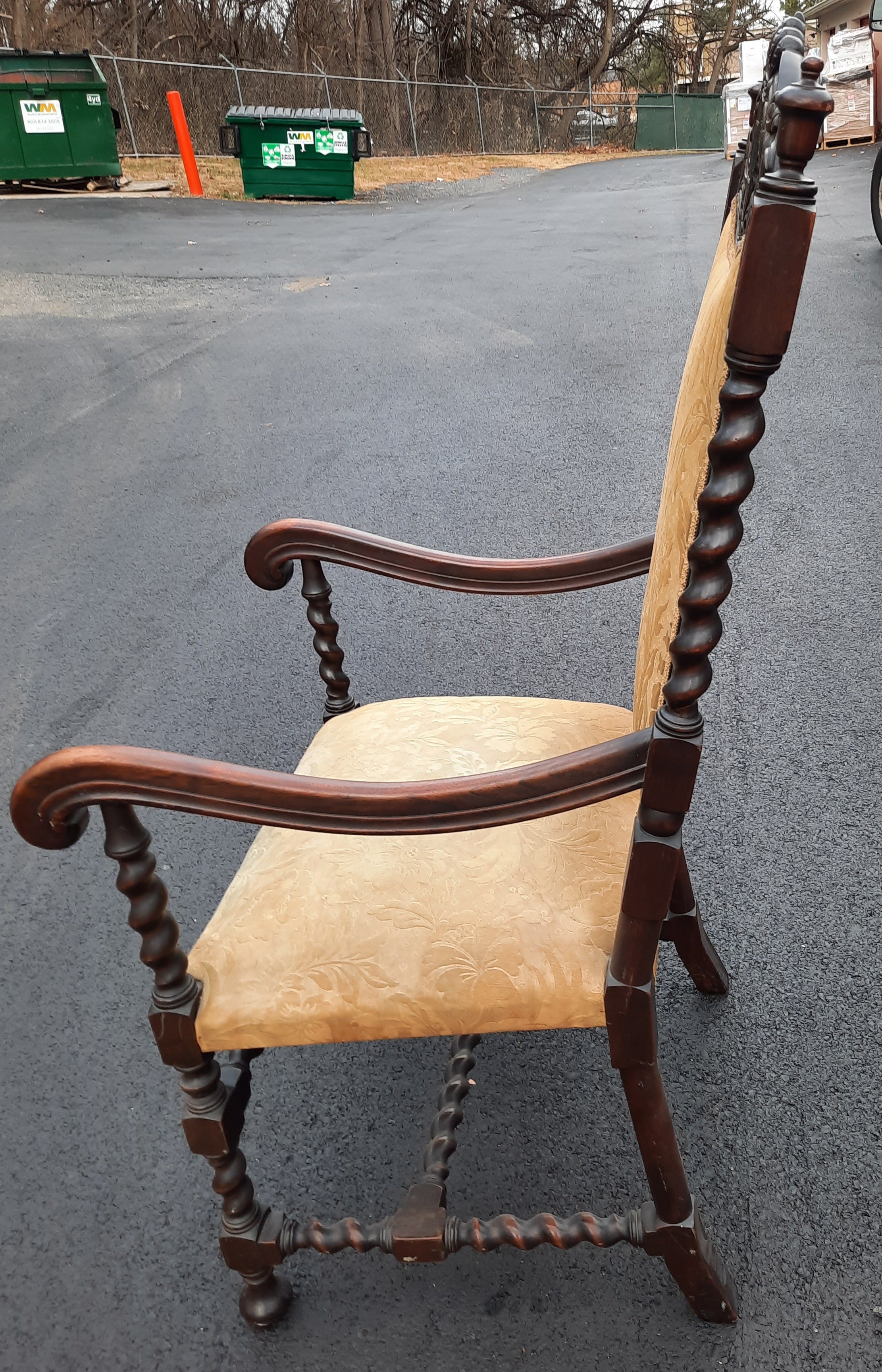 Chaise jacobéenne anglaise sculptée à la main, tapissée à la main, à torsion d'orge, vers 1800 Bon état - En vente à Germantown, MD