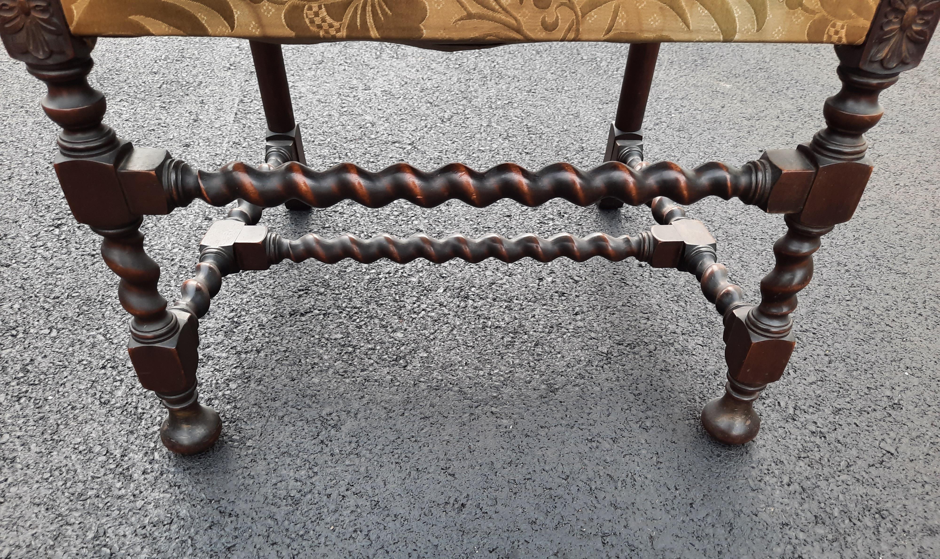 Tissu d'ameublement Chaise jacobéenne anglaise sculptée à la main, tapissée à la main, à torsion d'orge, vers 1800 en vente