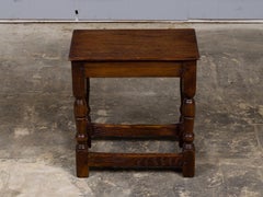 Sgabello inglese in stile neogiacobiano, in rovere con giunti a incastro e gambe tornite, 1920 circa