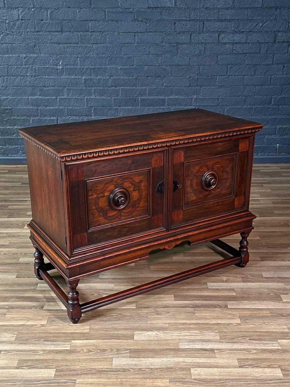 Giacobiano Credenza in stile giacobino inglese in mogano di Berkey & Gay in vendita