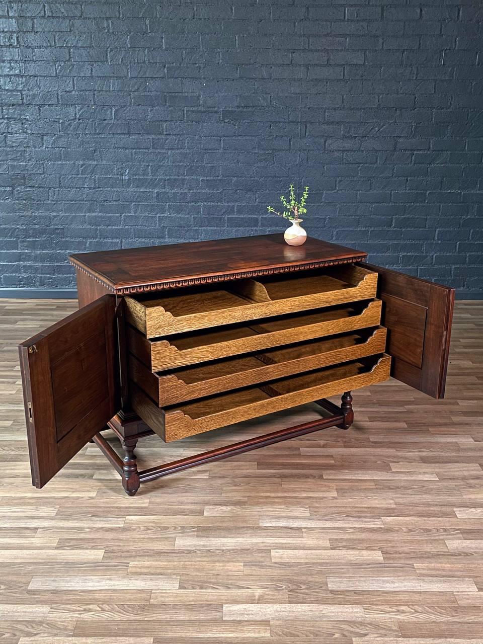 Americano Credenza in stile giacobino inglese in mogano di Berkey & Gay in vendita