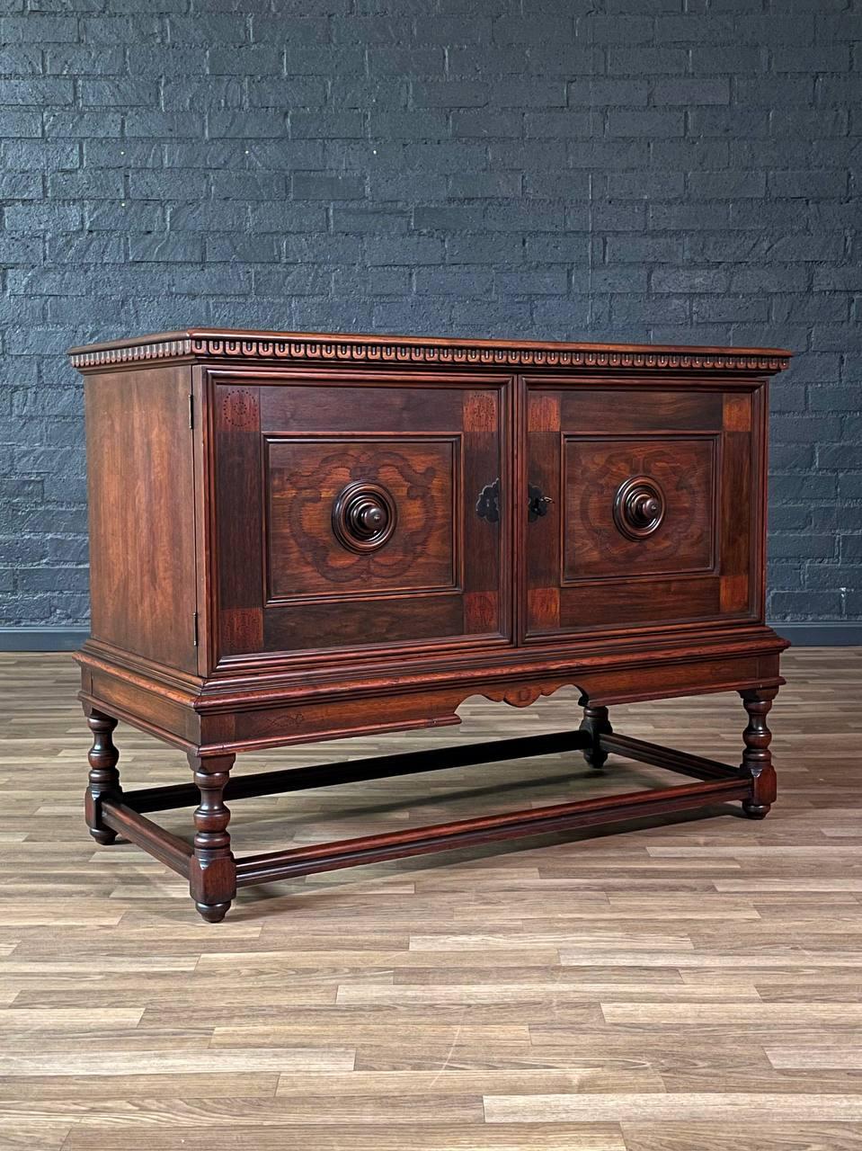 Credenza in stile giacobino inglese in mogano di Berkey & Gay In condizioni buone in vendita a Los Angeles, CA