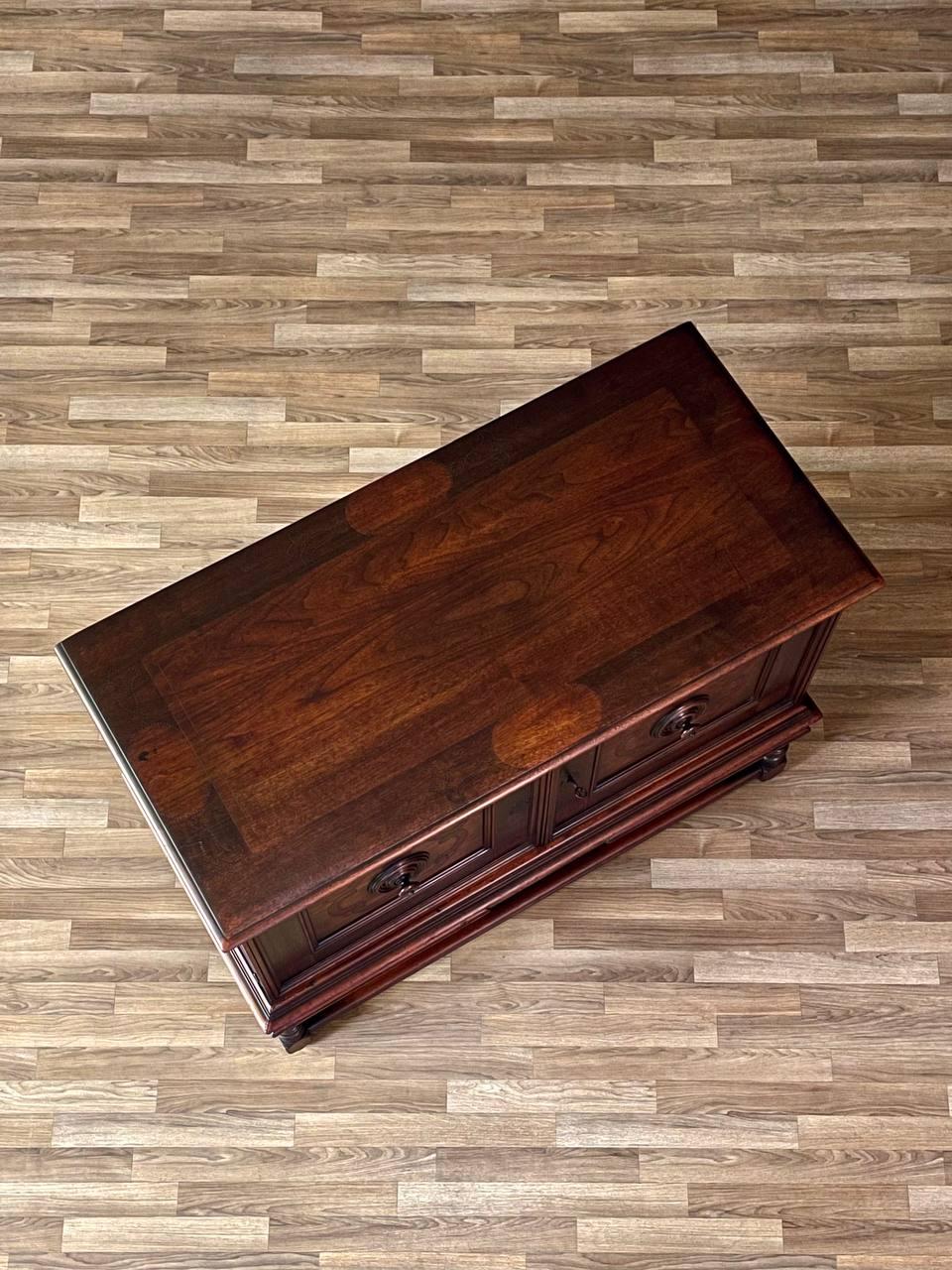 Metà XX secolo Credenza in stile giacobino inglese in mogano di Berkey & Gay in vendita