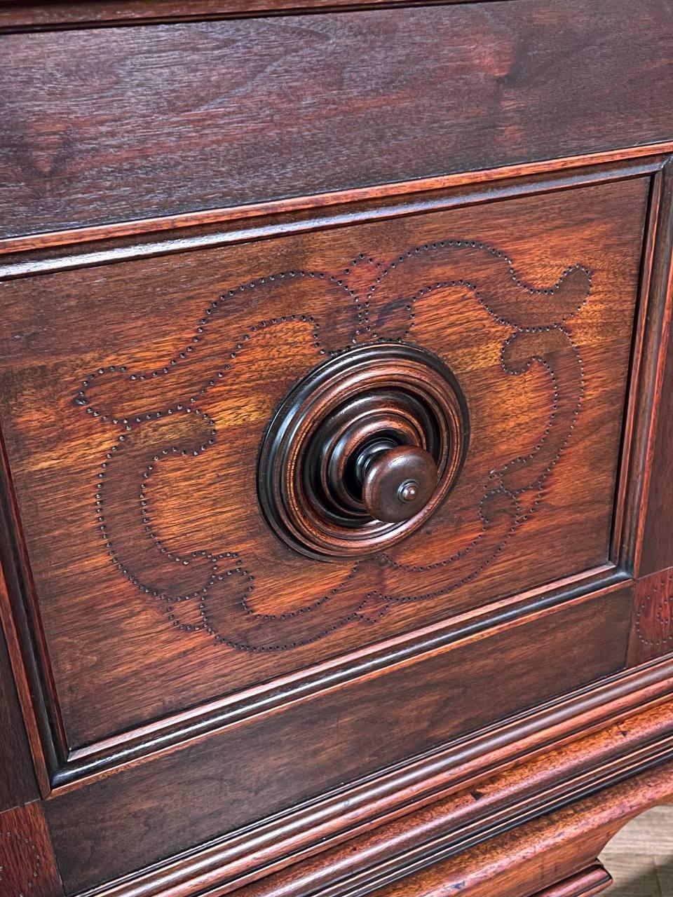 Ottone Credenza in stile giacobino inglese in mogano di Berkey & Gay in vendita