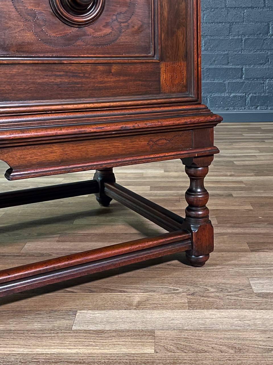 Credenza in stile giacobino inglese in mogano di Berkey & Gay in vendita 1