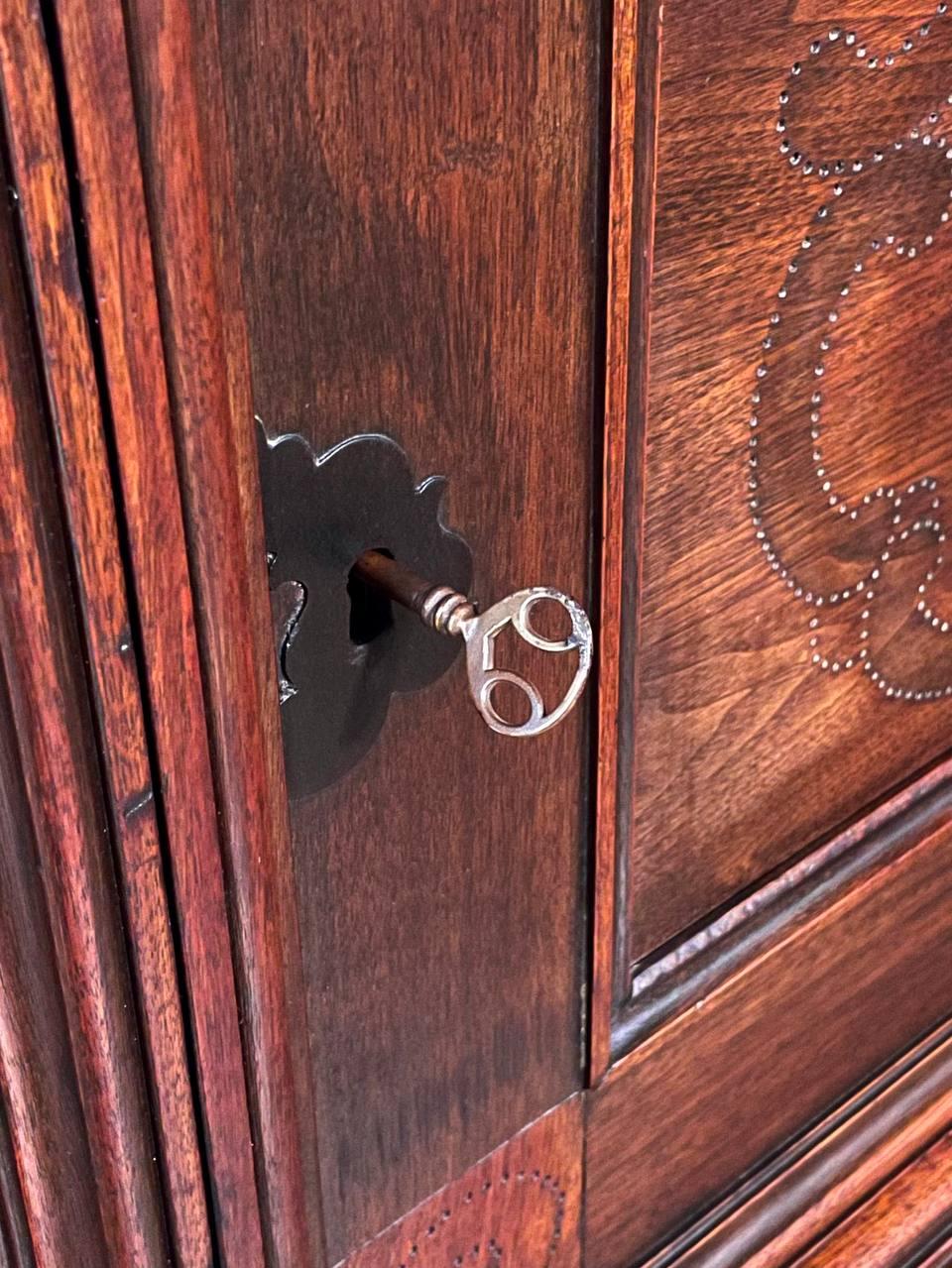 Credenza in stile giacobino inglese in mogano di Berkey & Gay in vendita 2