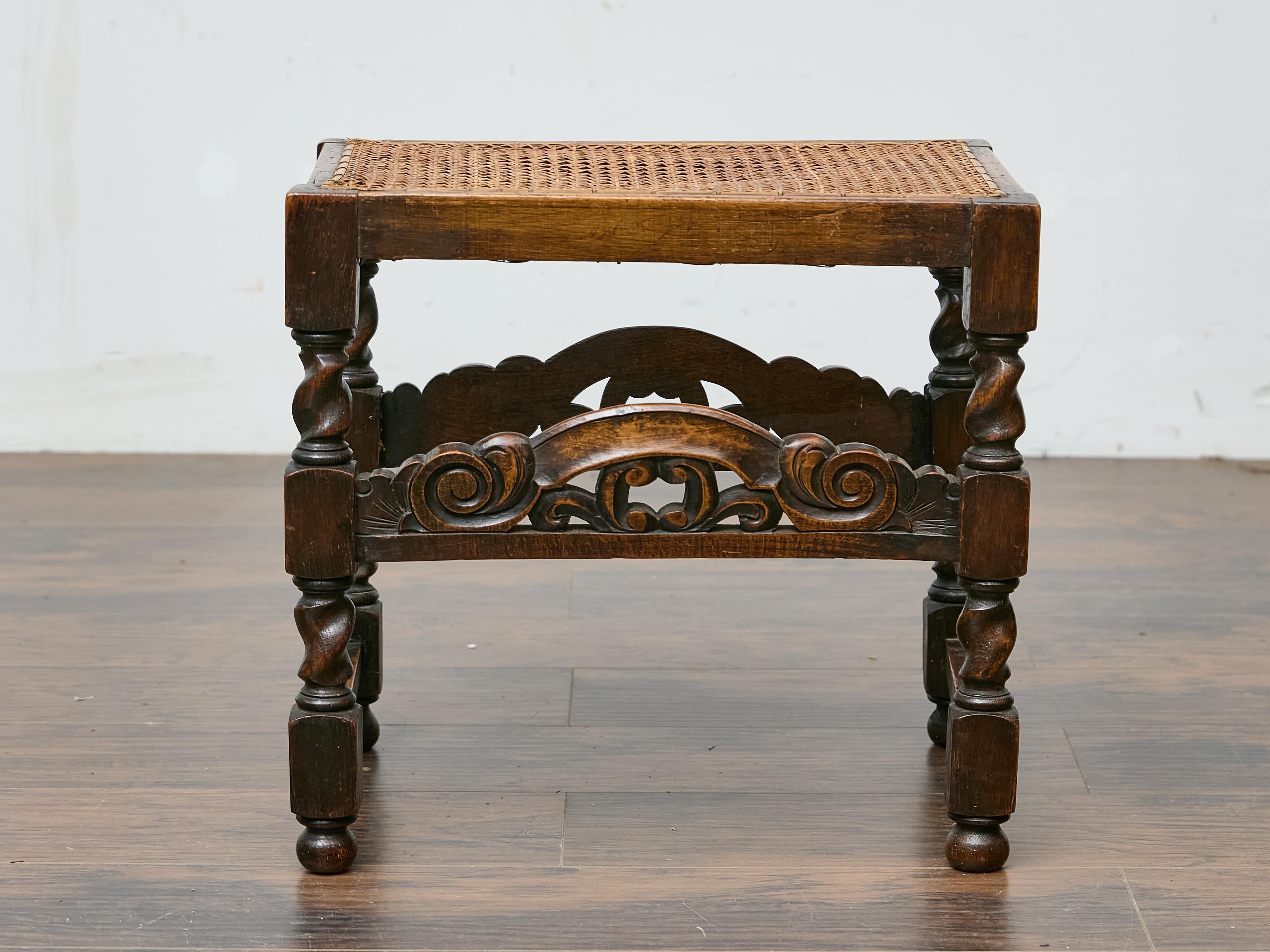 Questa panca inglese del 1900 circa offre un'affascinante miscela di utilità e dettagli decorativi, adatta sia a interni d'epoca che eclettici. Realizzata in quercia con una ricca tinta scura, la panca presenta una seduta incorniciata a mano dai